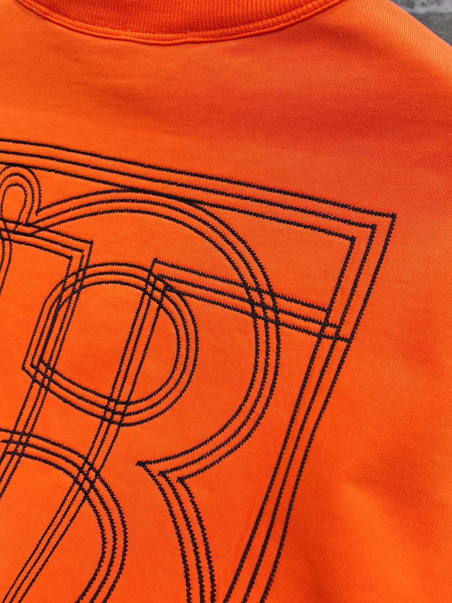 Schwarzes, dunkelblaues und orangefarbenes Trikot