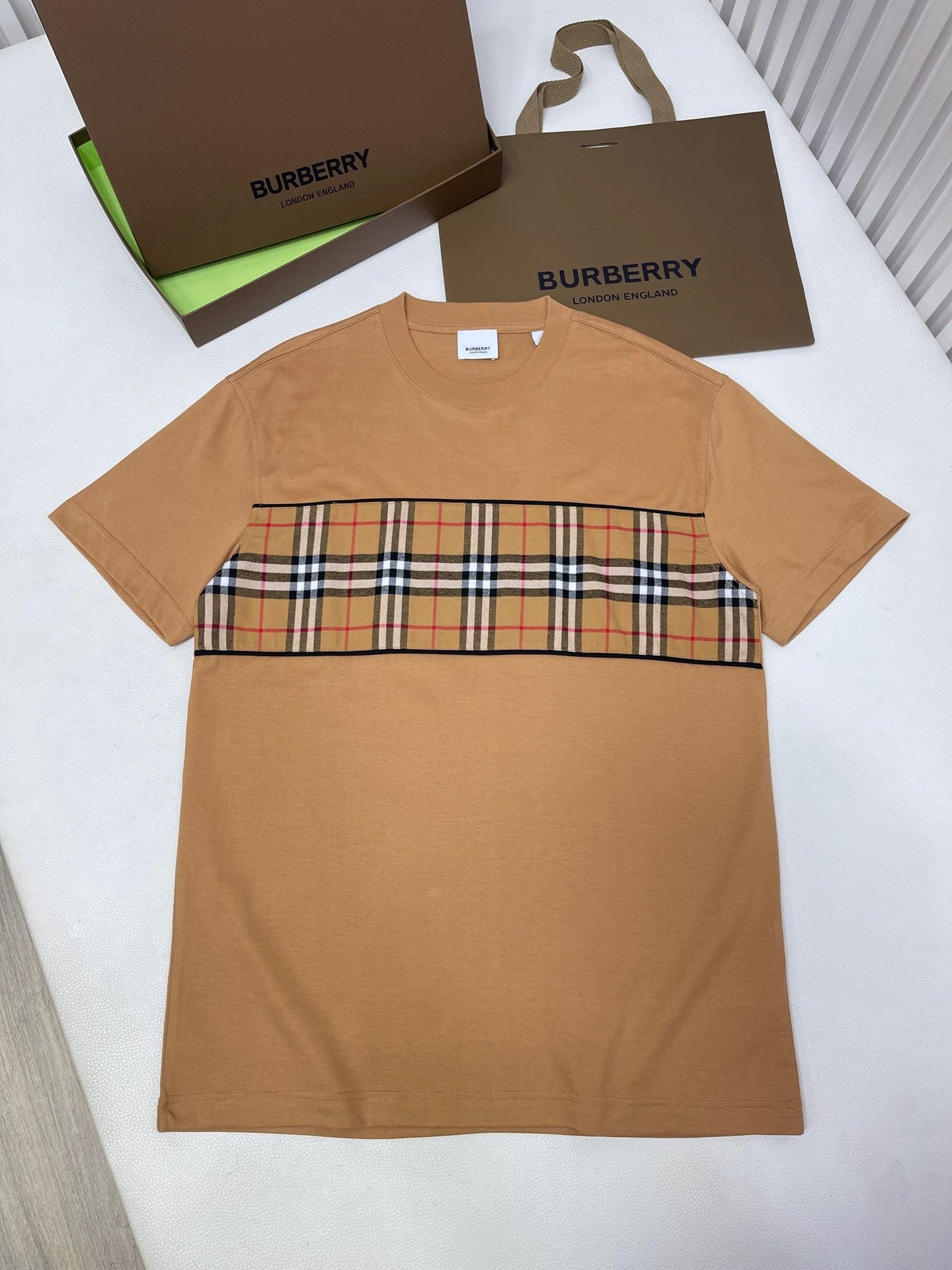 Schwarzes, weißes und khakifarbenes T-Shirt