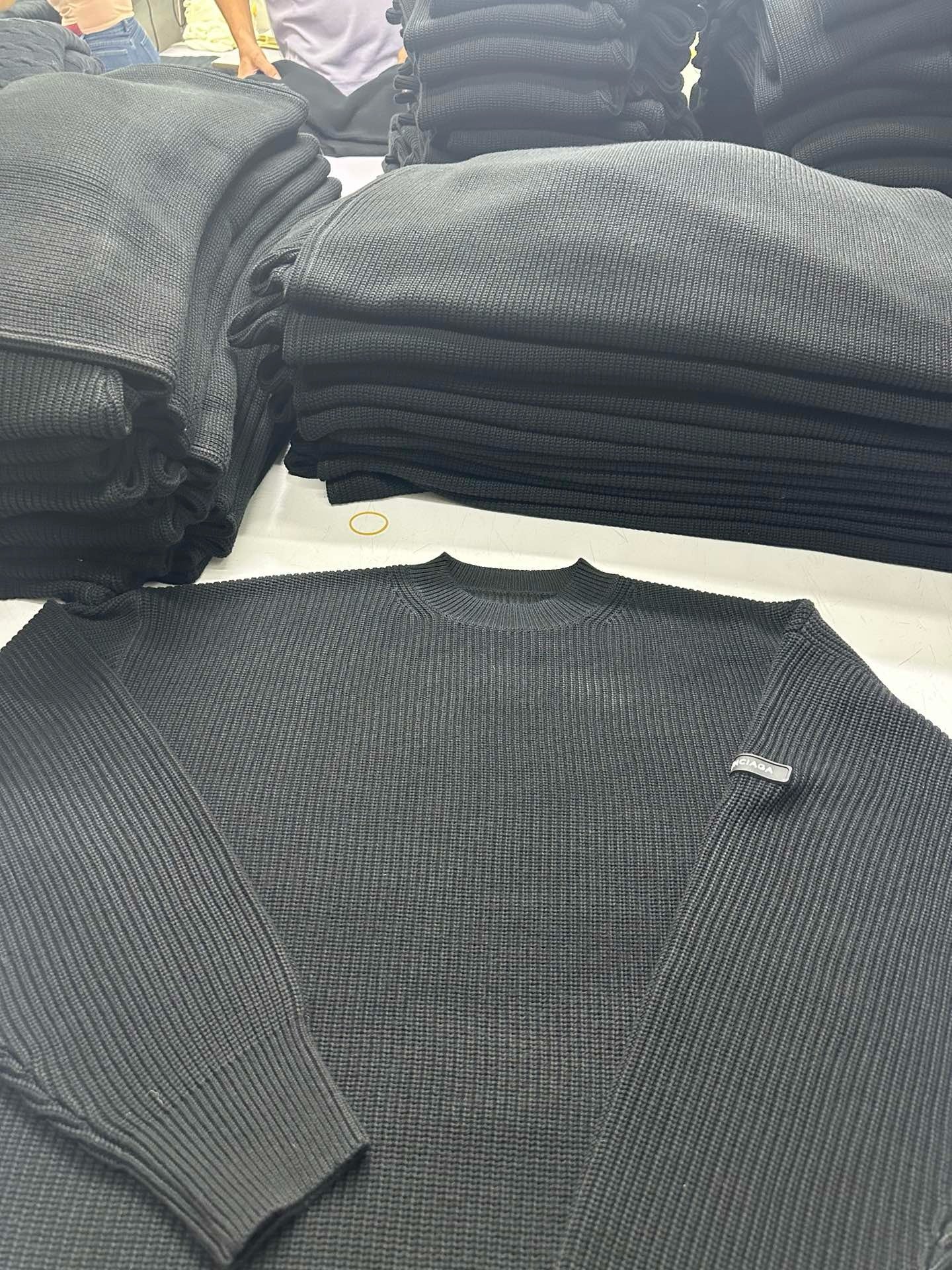 Schwarzes Sweatshirt