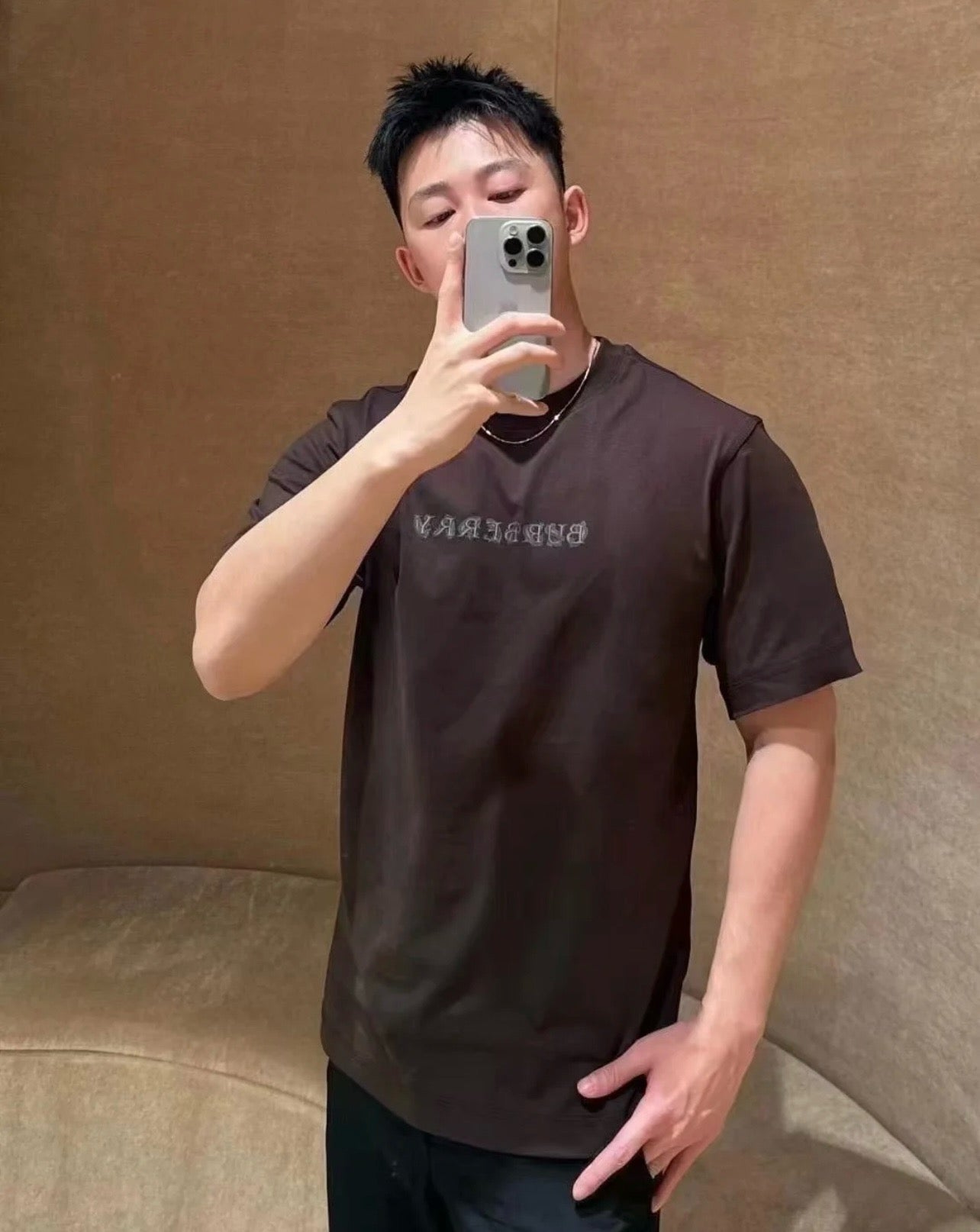 Schwarzes und beiges T-Shirt