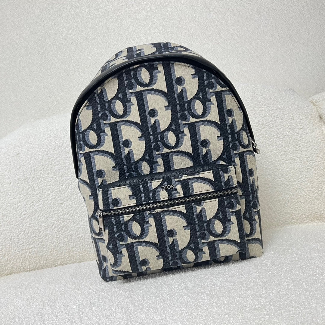 Bolso oblicuo negro y clásico