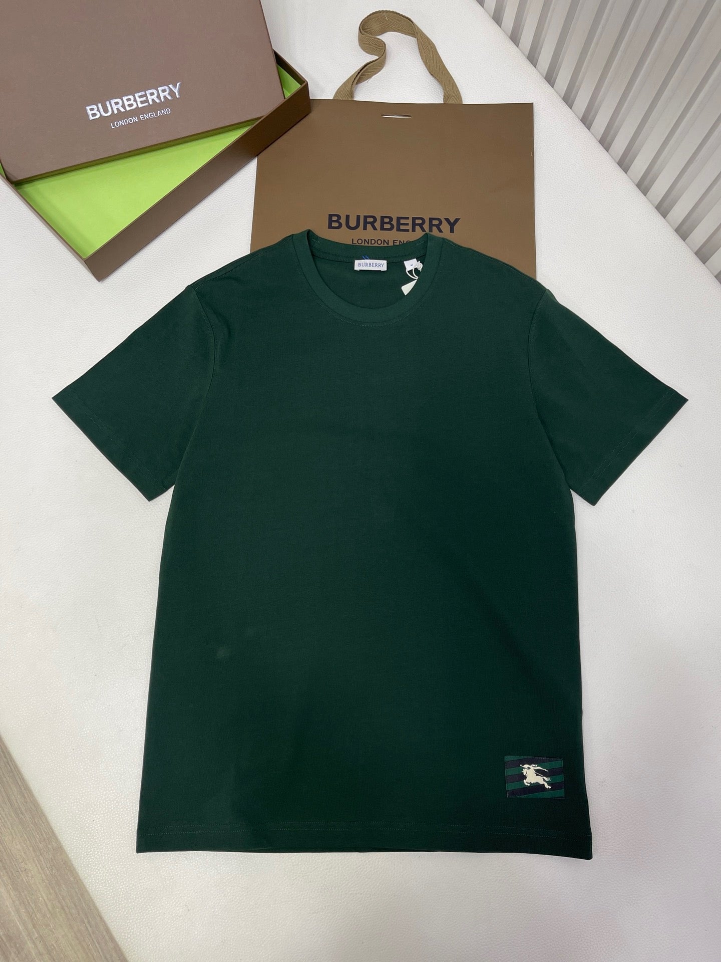 Weißes, grünes und schwarzes T-Shirt