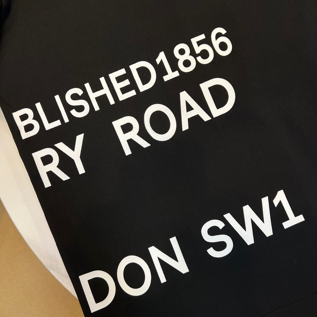 Schwarz-weißes T-Shirt