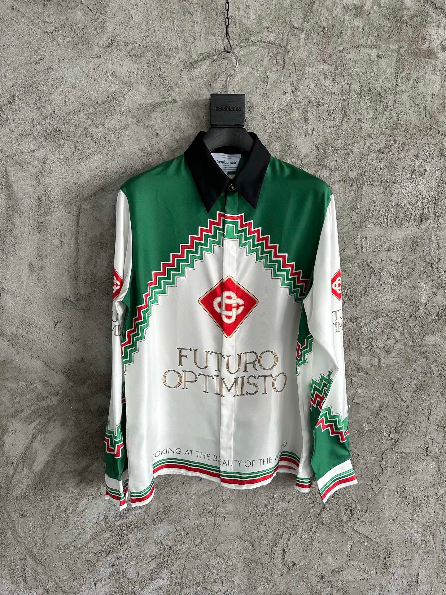 قميص متعدد الألوان