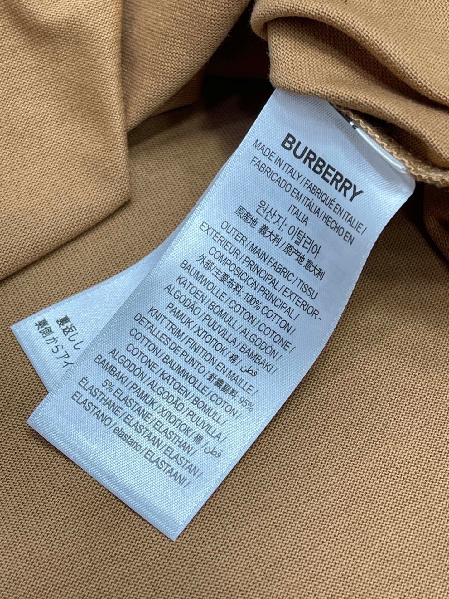 Schwarzes, weißes und khakifarbenes T-Shirt