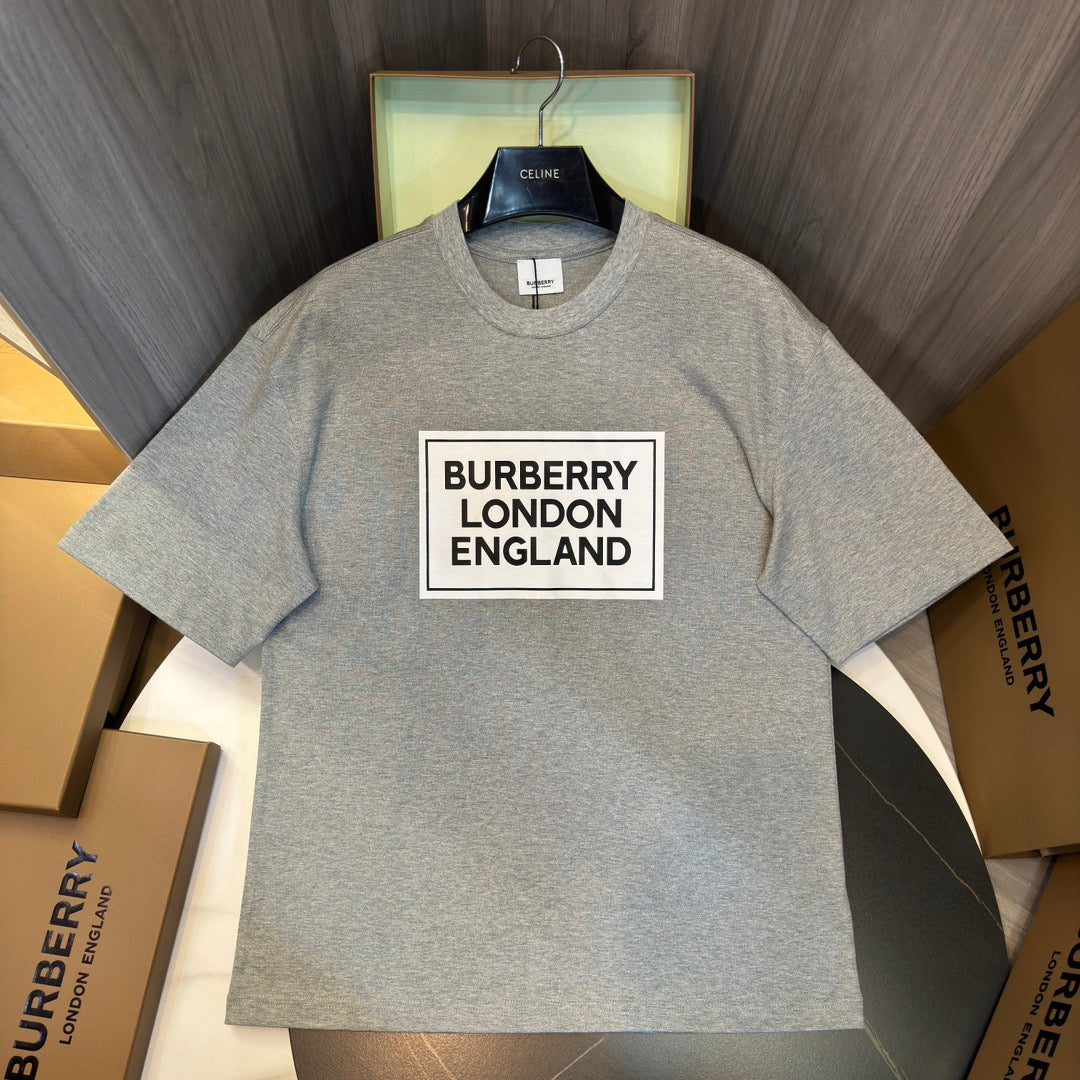 Schwarzes, weißes, khakifarbenes und graues T-Shirt