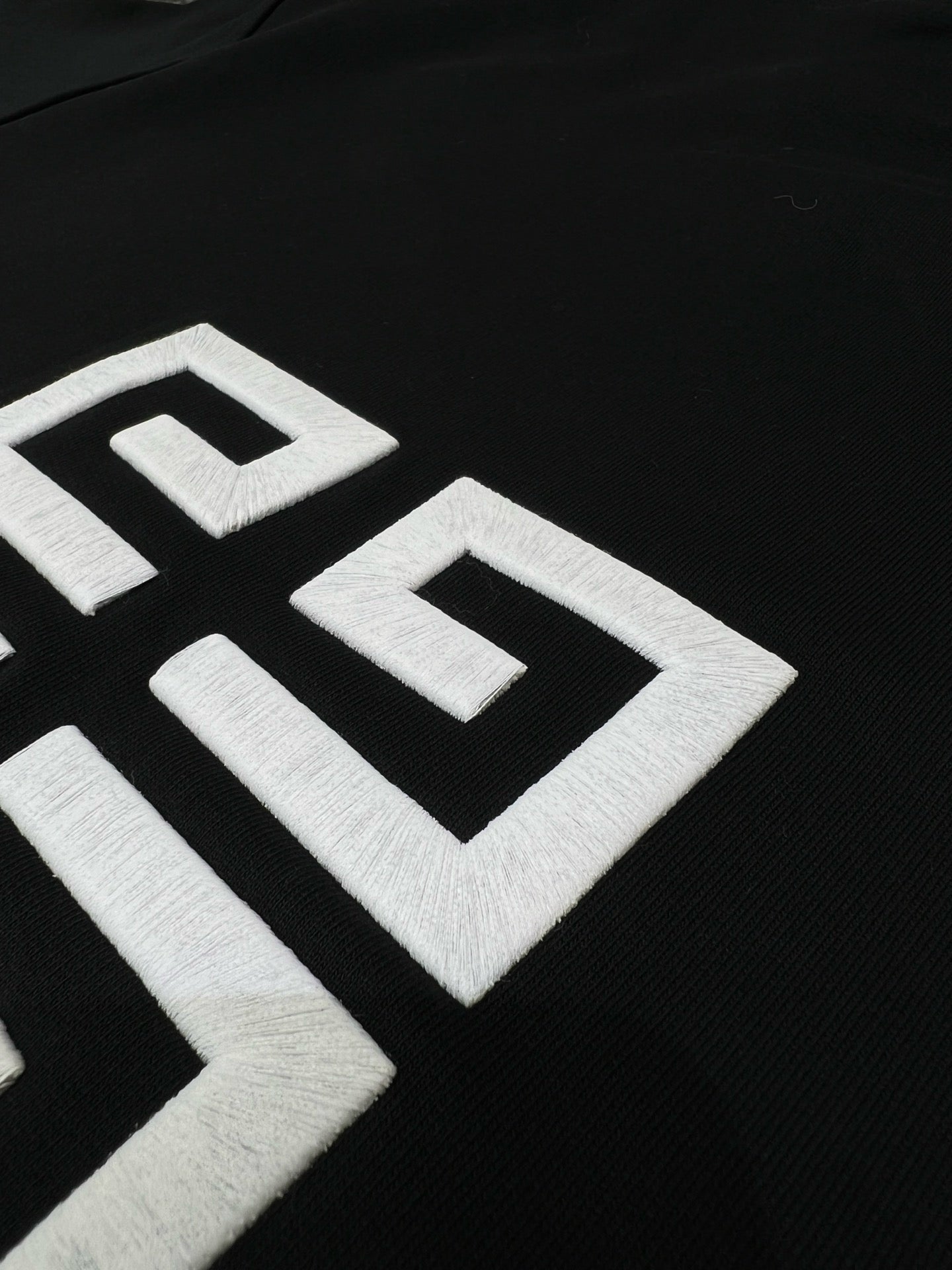 Schwarzer Hoodie