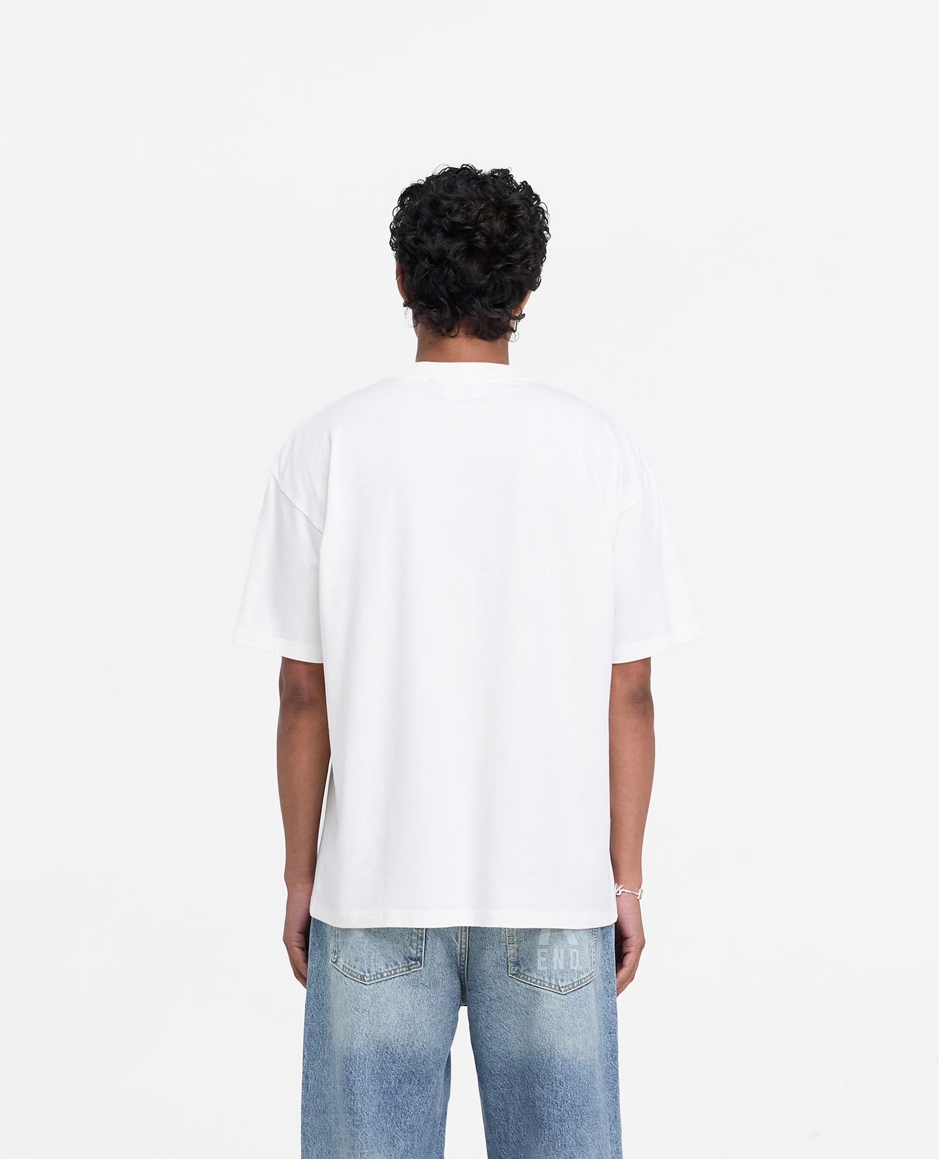Weißes und altes schwarzes T-Shirt
