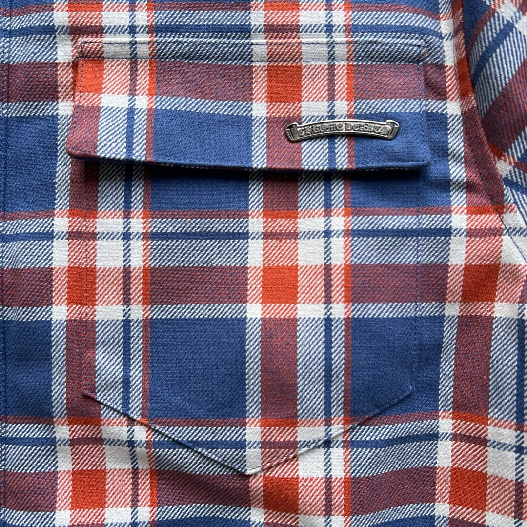 سترة حمراء وزرقاء