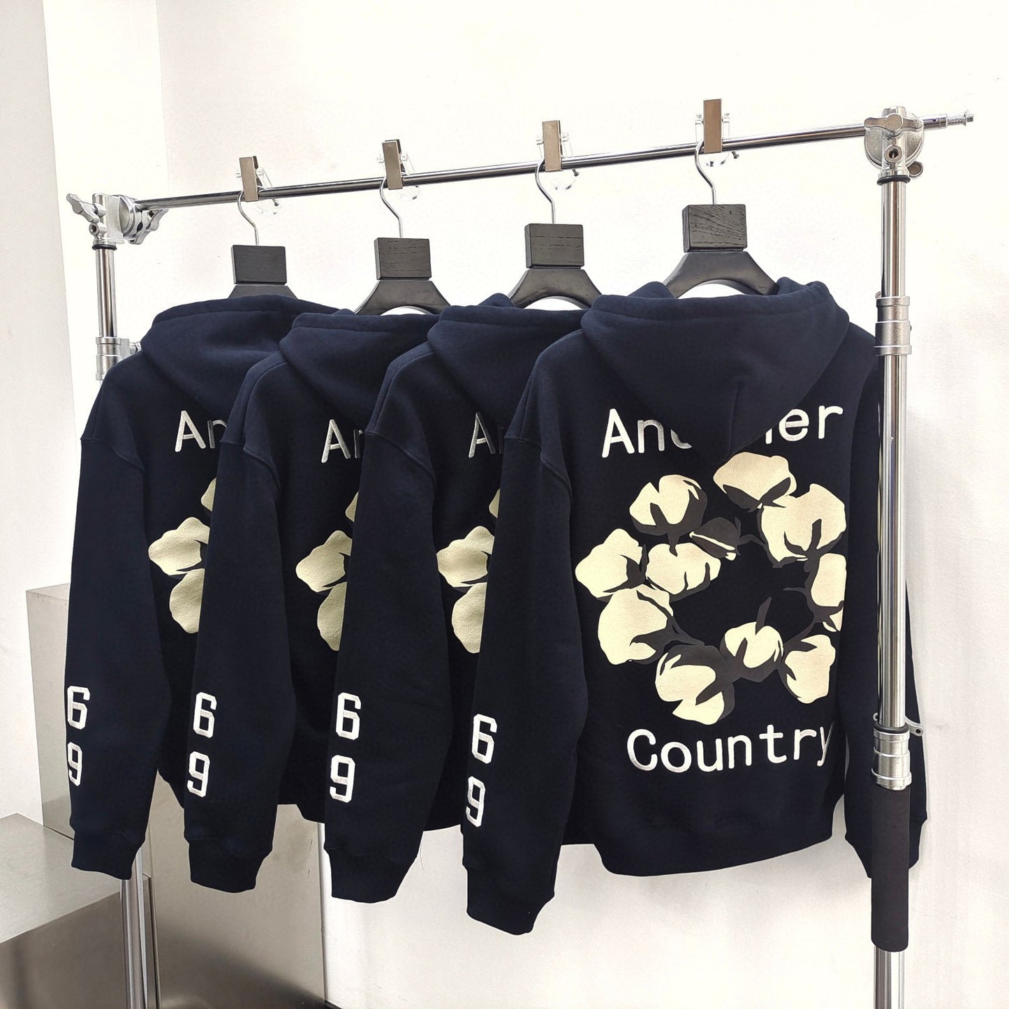 جارزة سوداء بقبعة شتوية