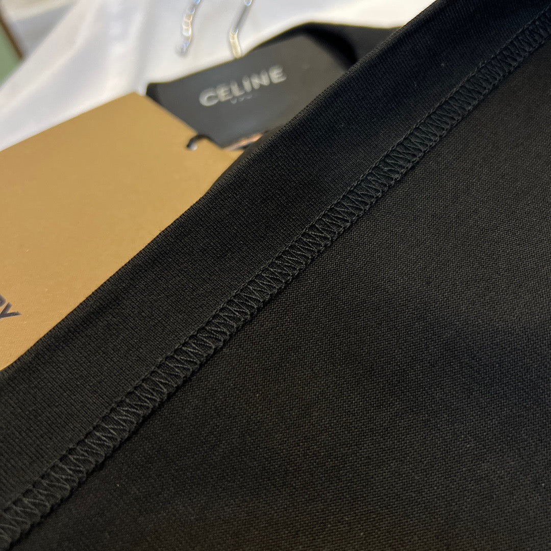 Schwarz-weißes T-Shirt