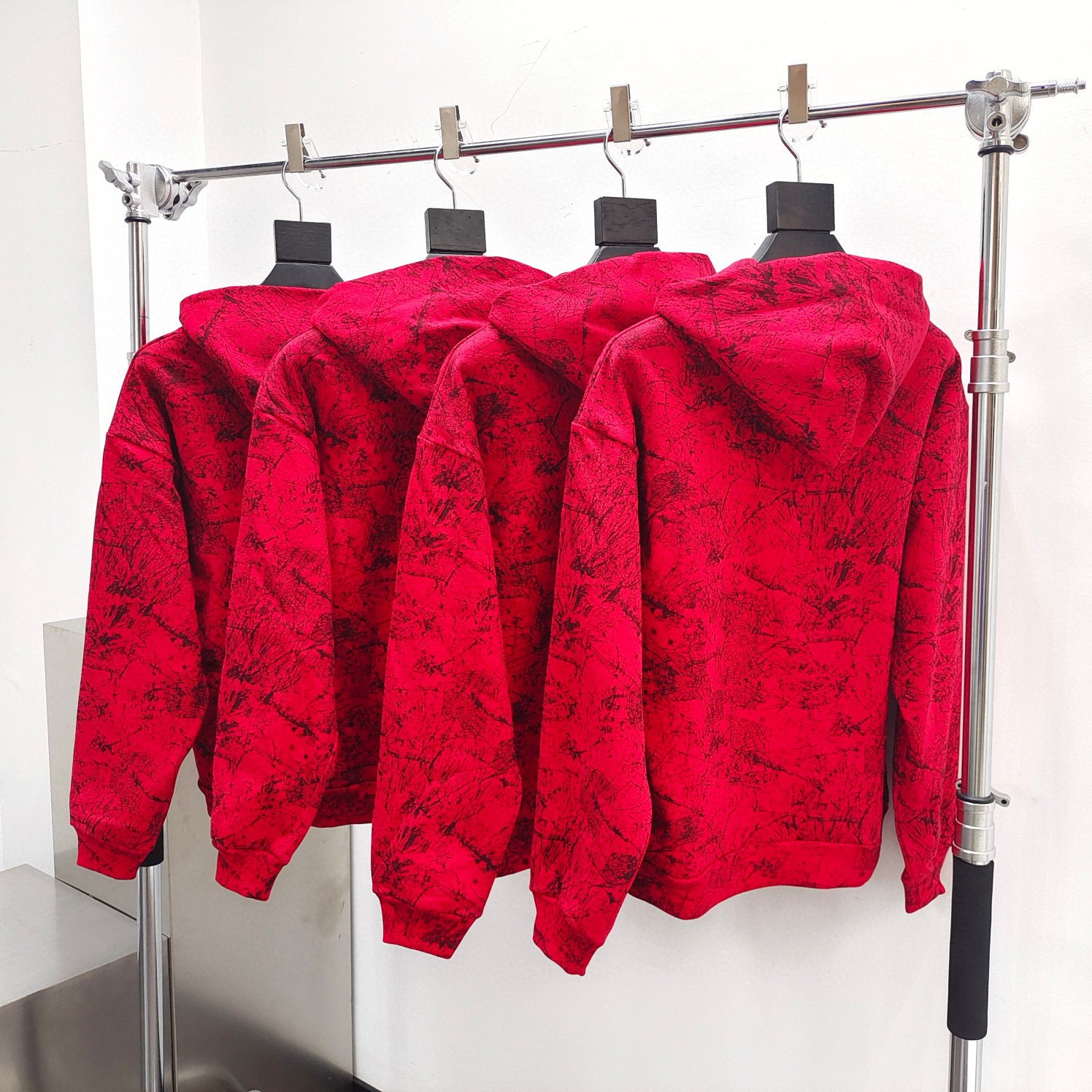 Roter Kapuzenpullover