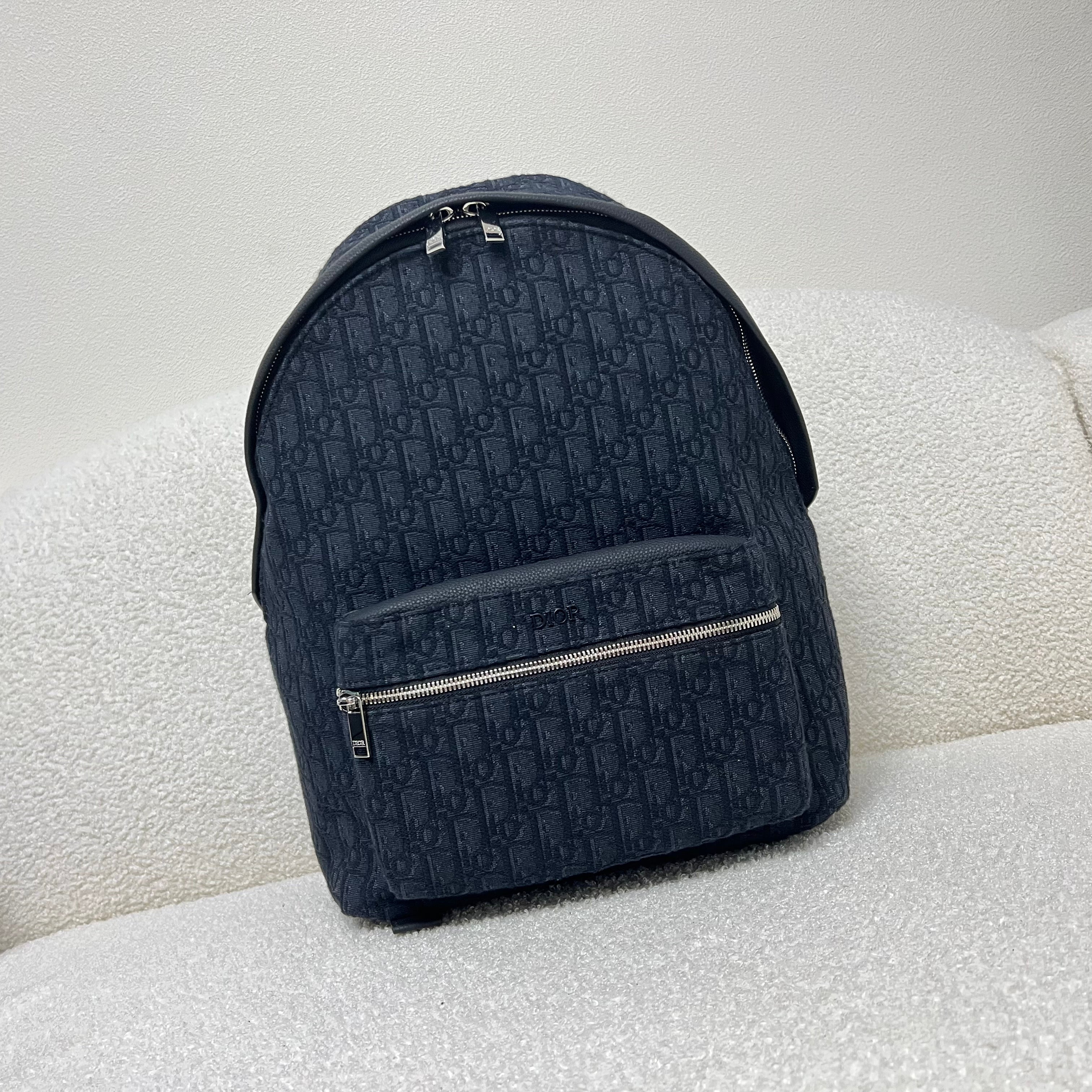 Blaue und schwarzgraue Tasche