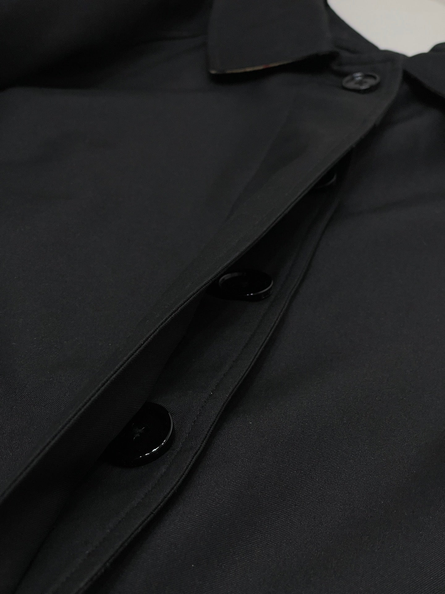 Schwarze und khakifarbene Jacke