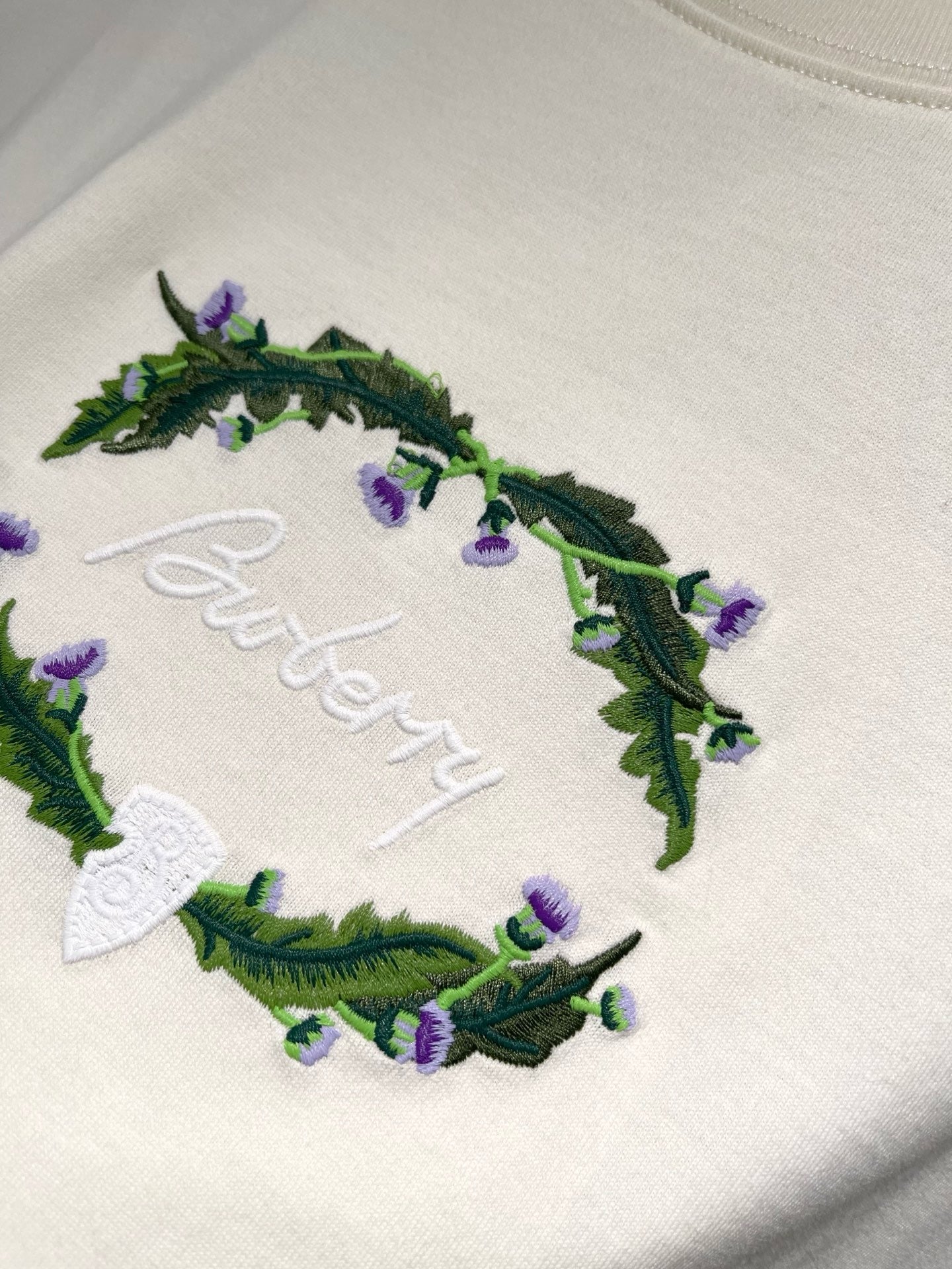 تي شيرت أبيض وأسود