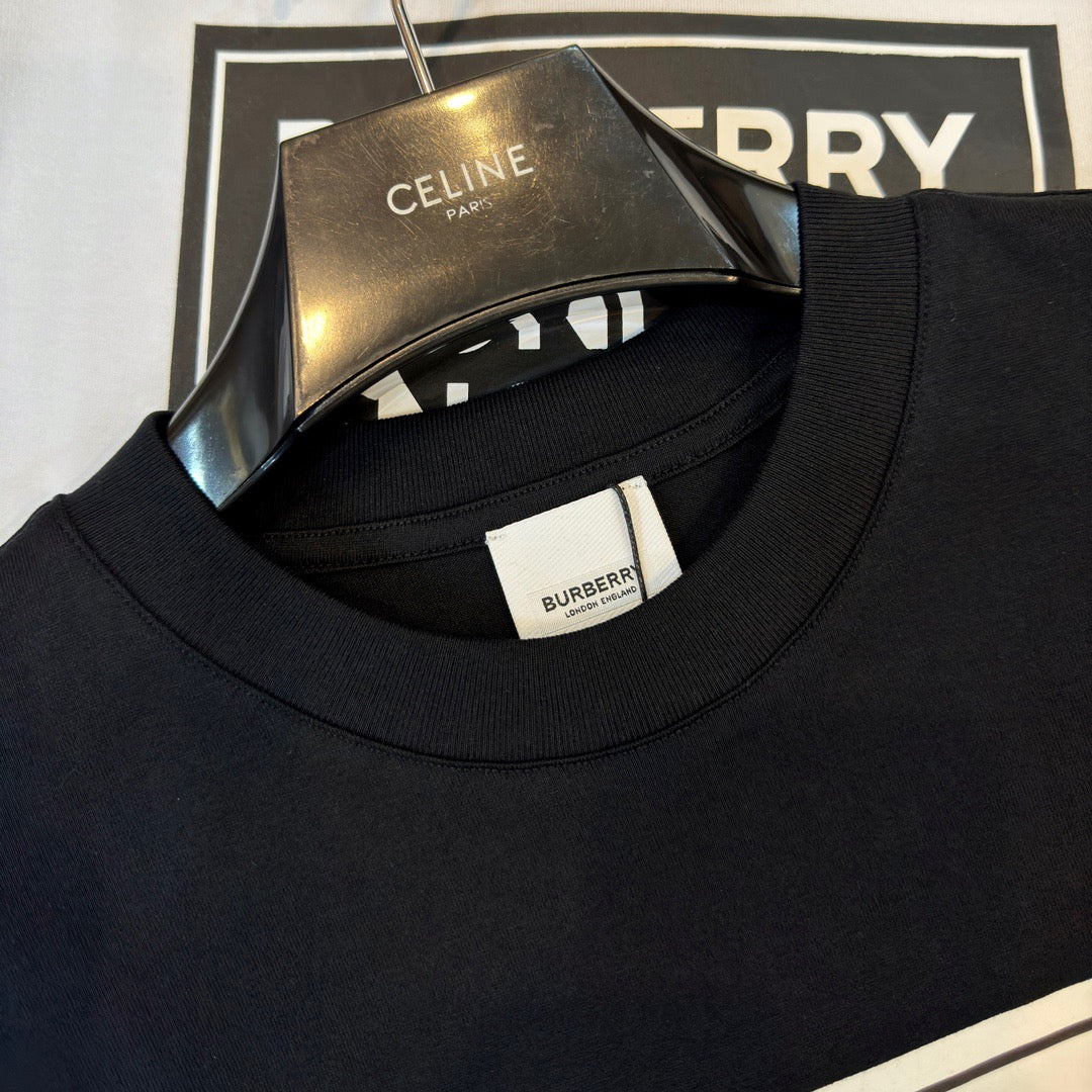 Schwarzes, weißes, khakifarbenes und graues T-Shirt