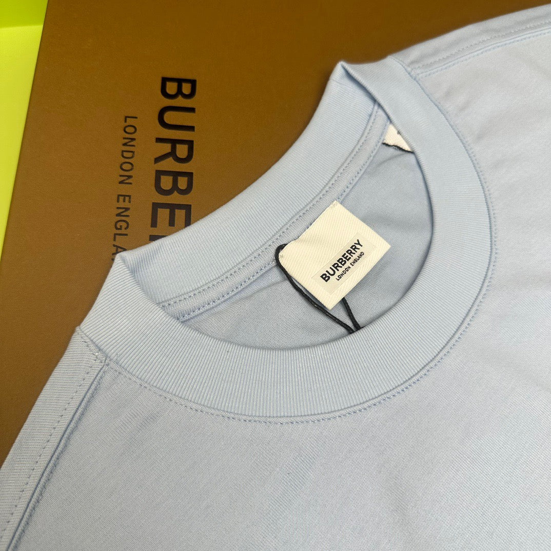 Schwarzes, khakifarbenes und weißes T-Shirt