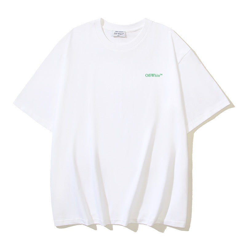Dunkelschwarzes, schwarz-weißes T-Shirt