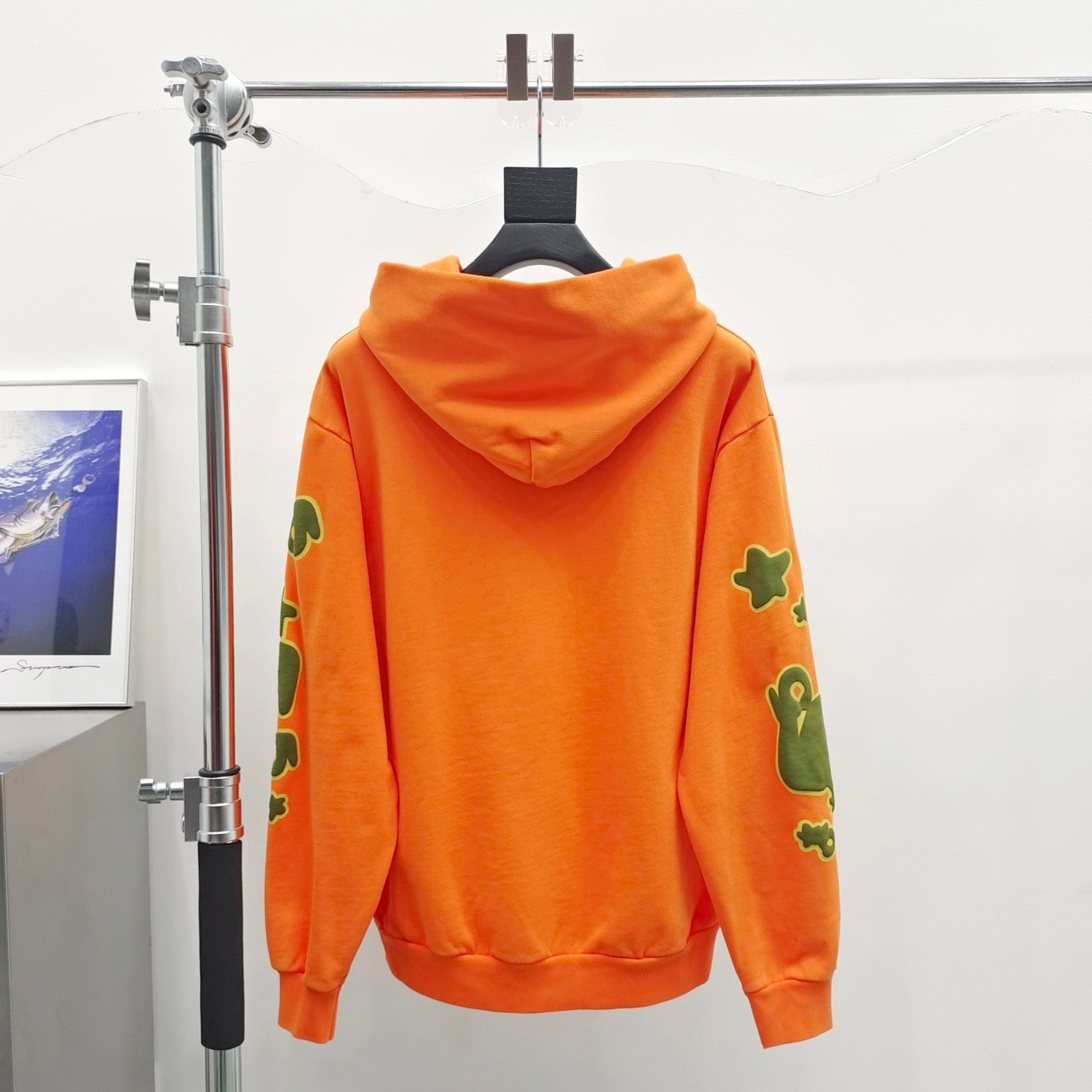 Orangefarbener Kapuzenpullover