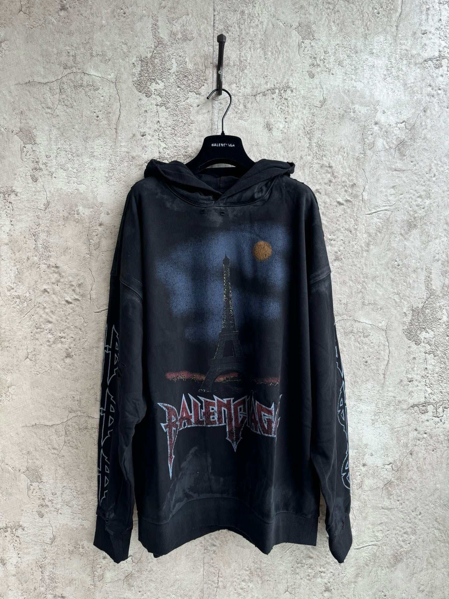 جارزة سوداء بقبعة شتوية