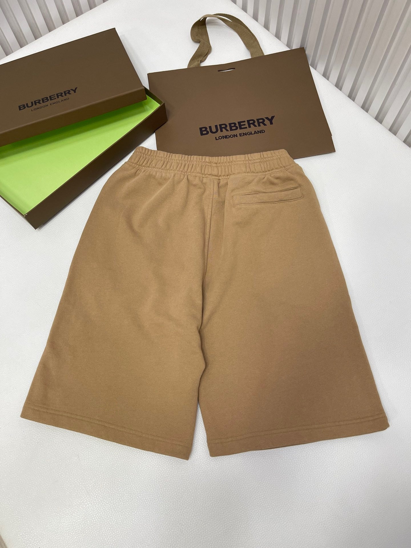Schwarze und khakifarbene Shorts