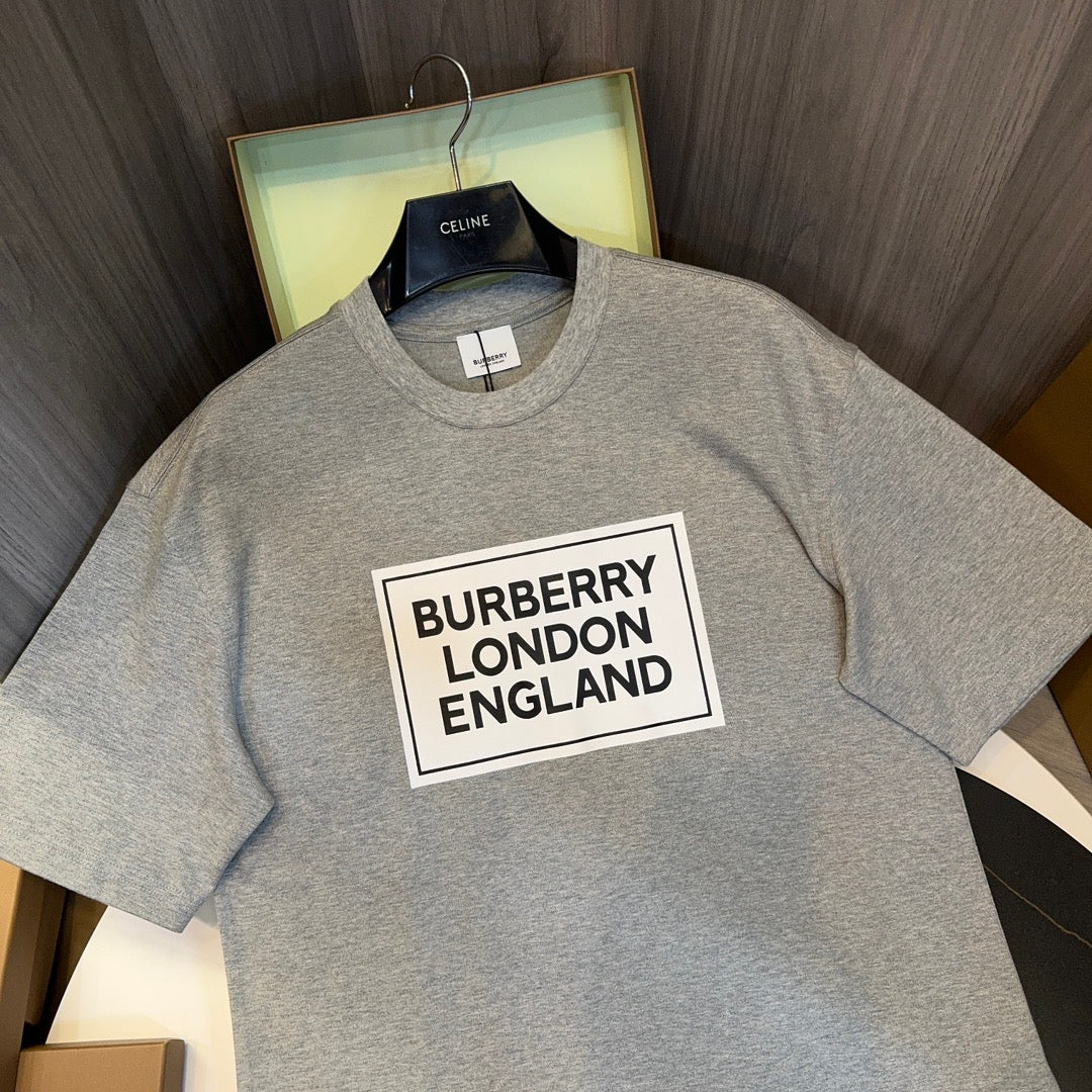 Schwarzes, weißes, khakifarbenes und graues T-Shirt