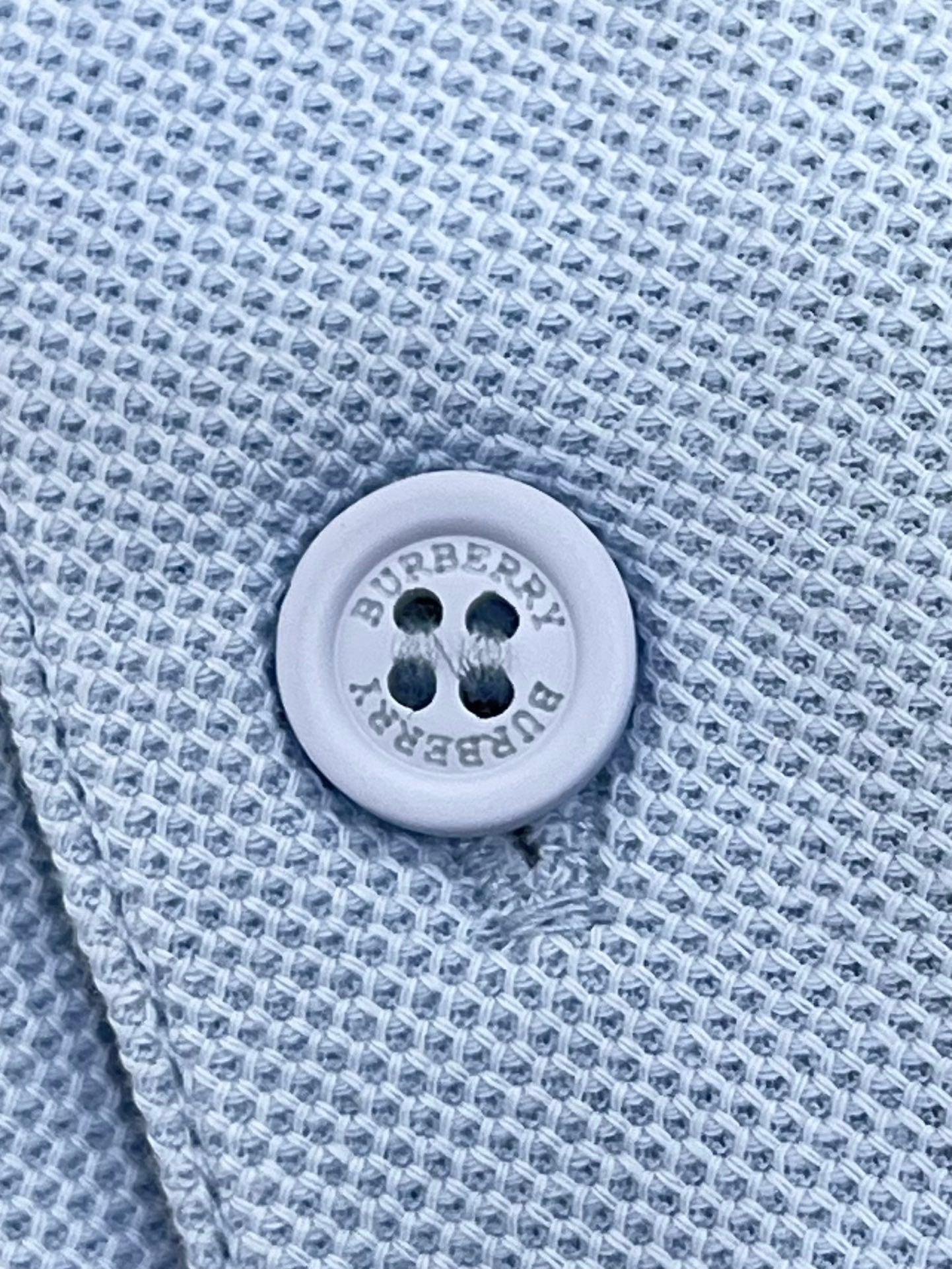 Poloshirt in Schwarz, Weiß, Marineblau und Hellblau