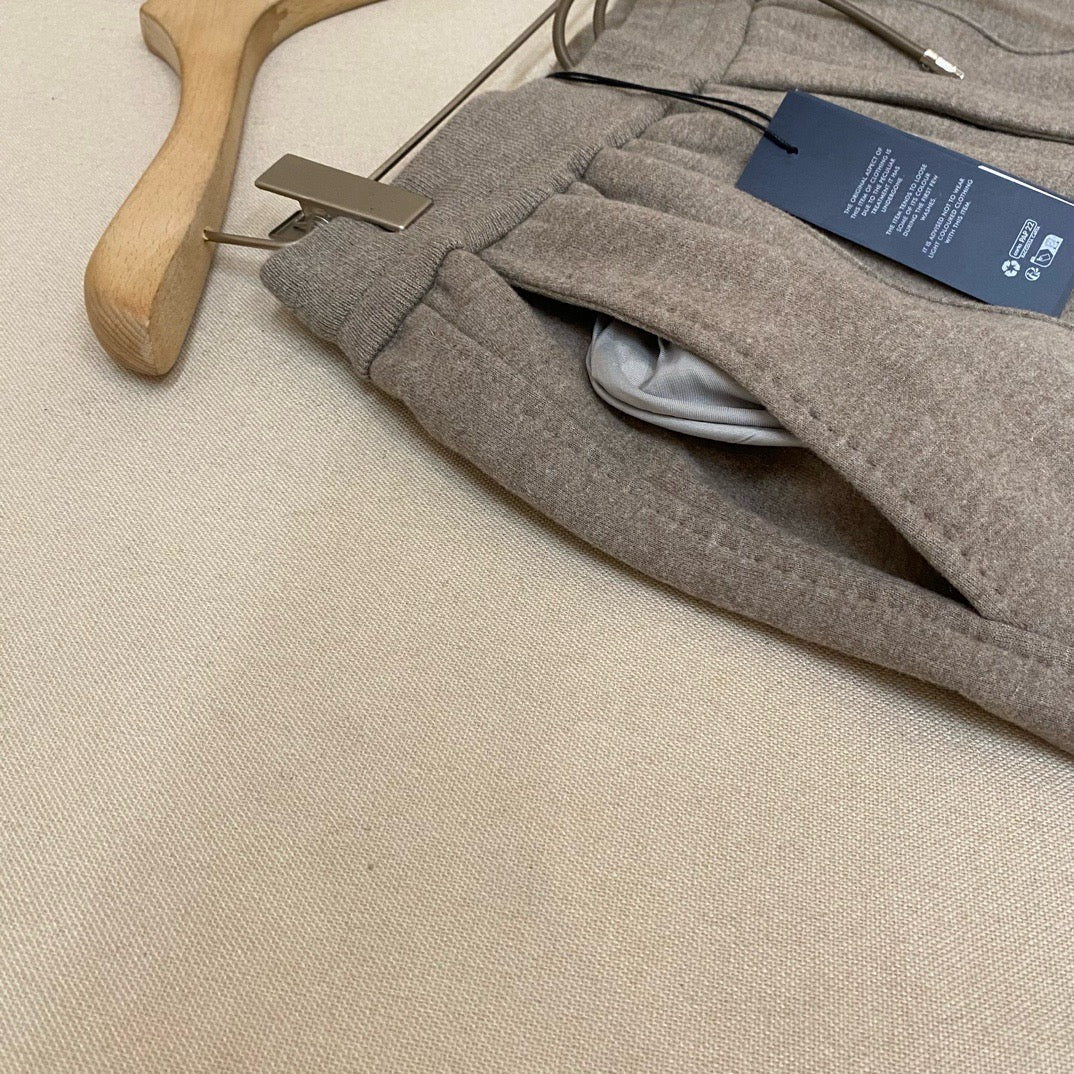 Pantalón negro oscuro y caqui