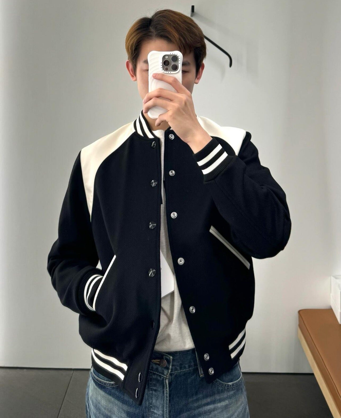 Schwarze weiße Jacke