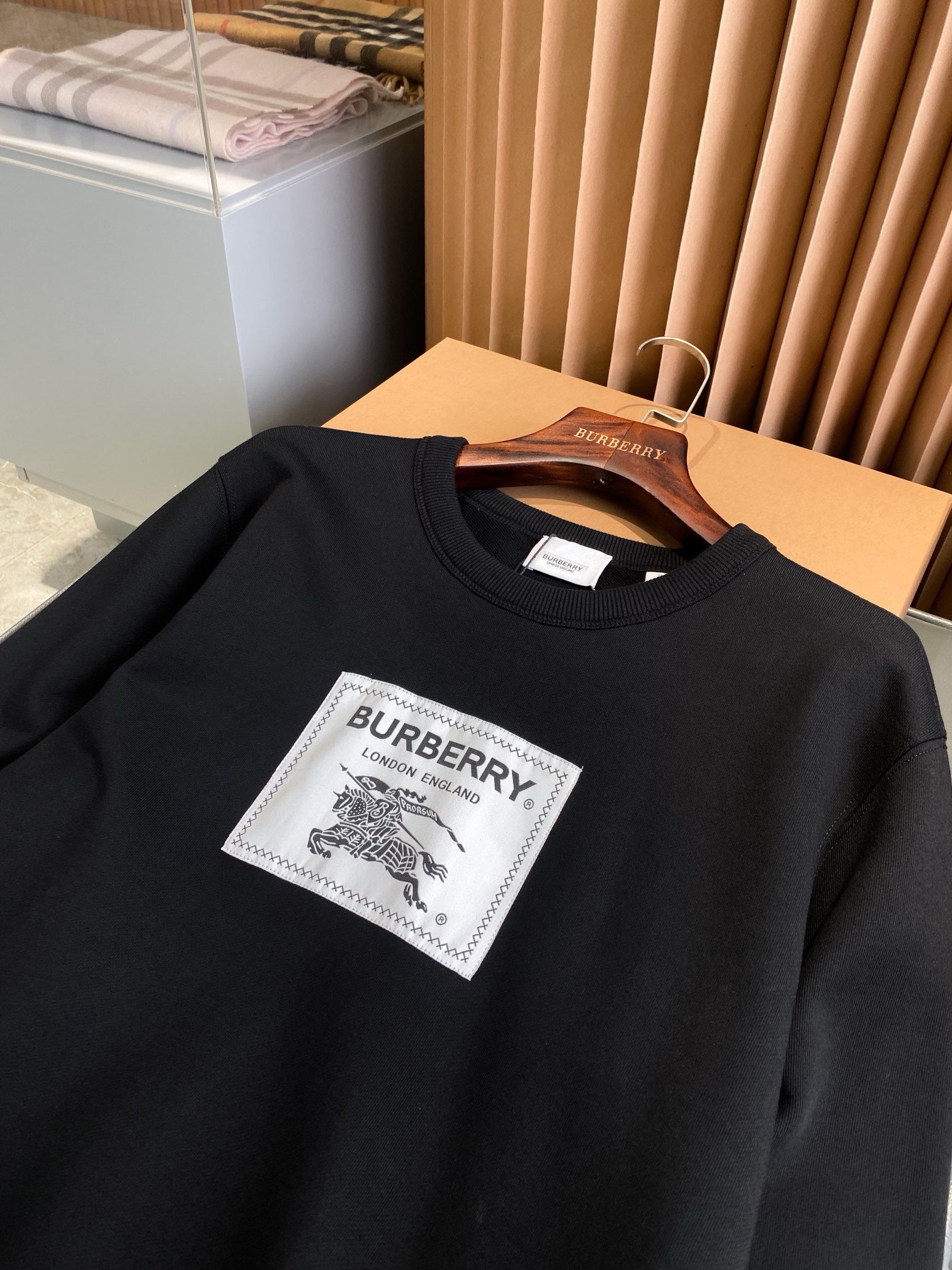 Schwarzes Sweatshirt