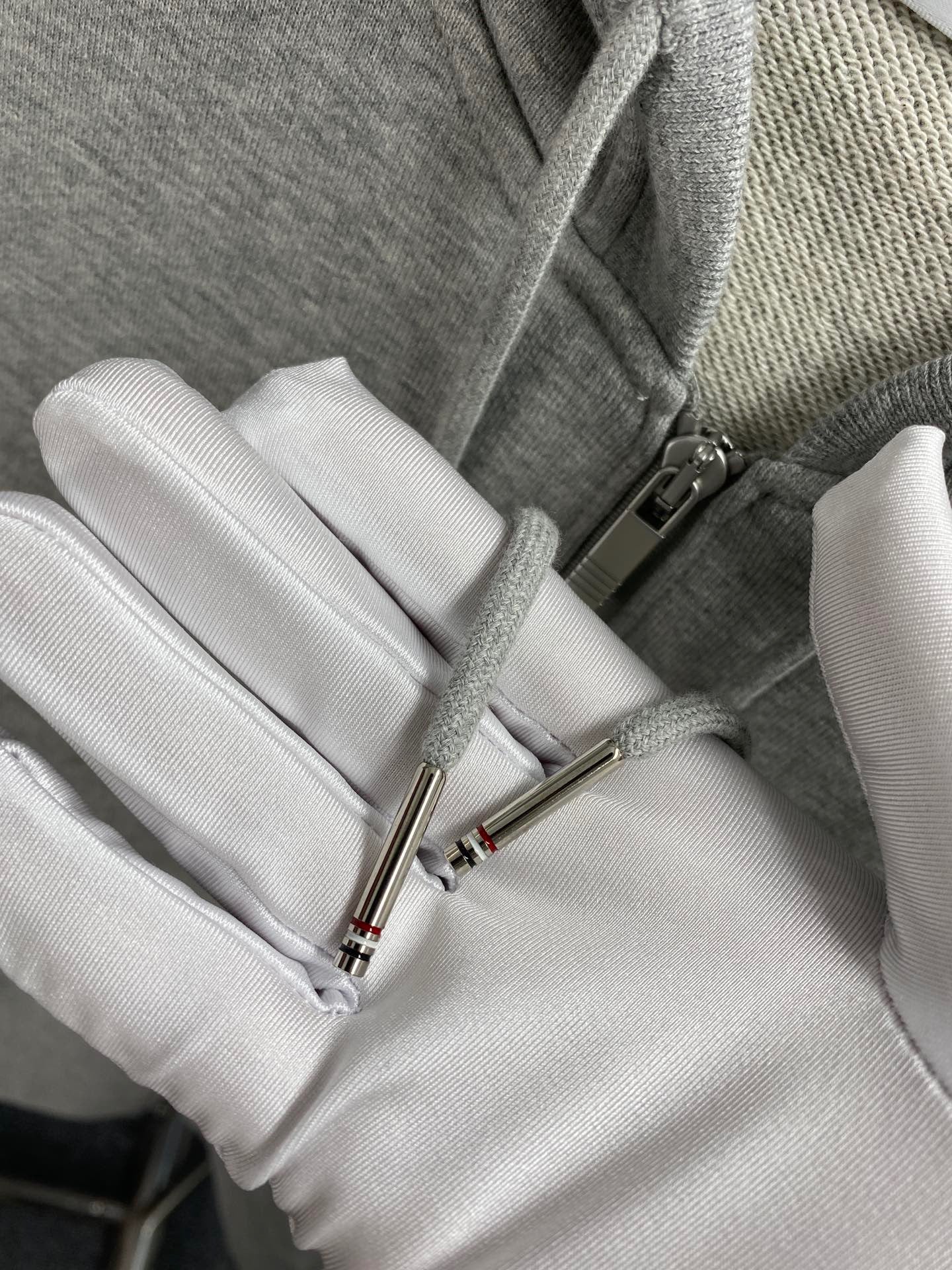 Dunkelblaue und graue Jacke