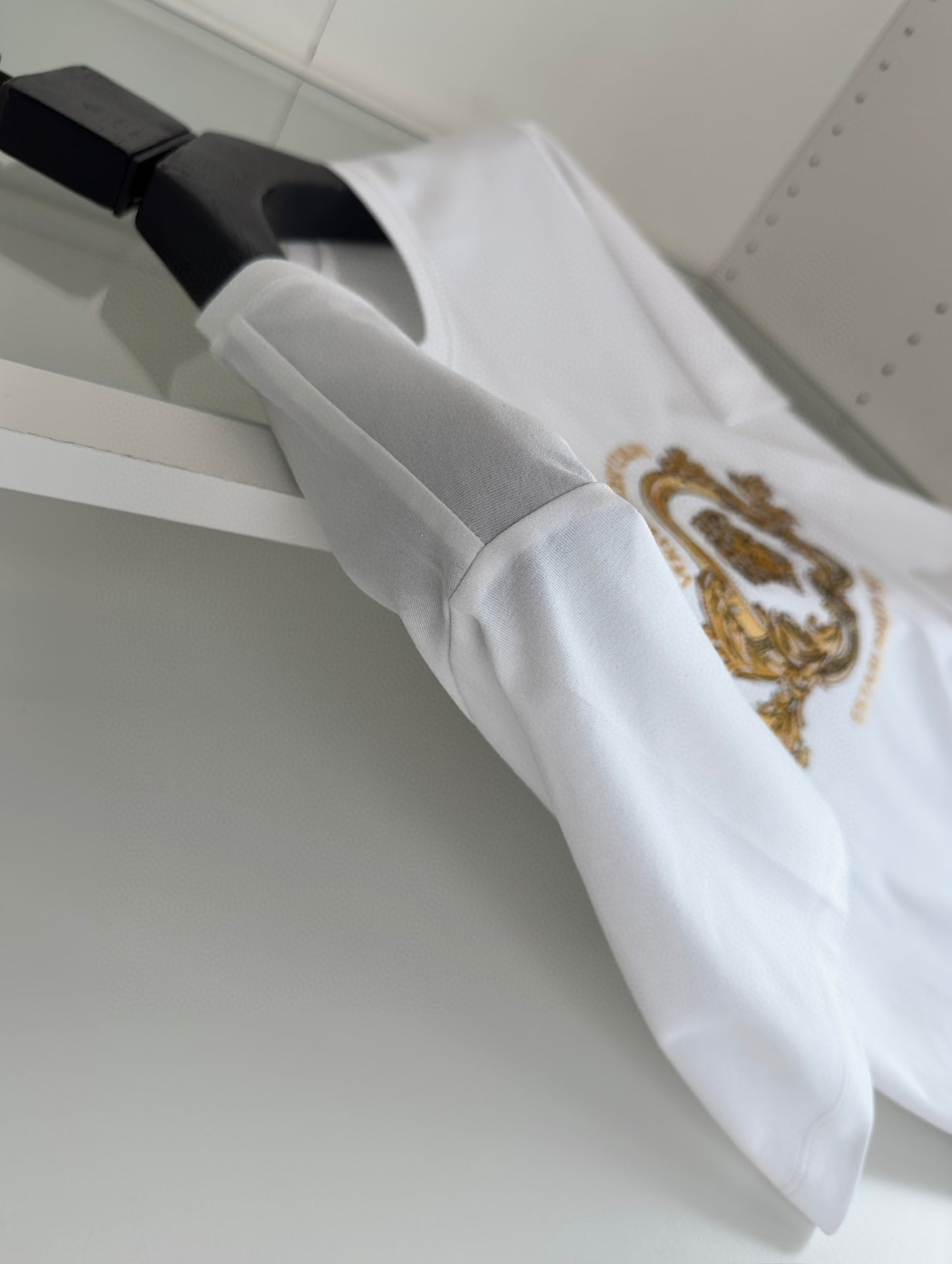 Schwarz-weißes T-Shirt