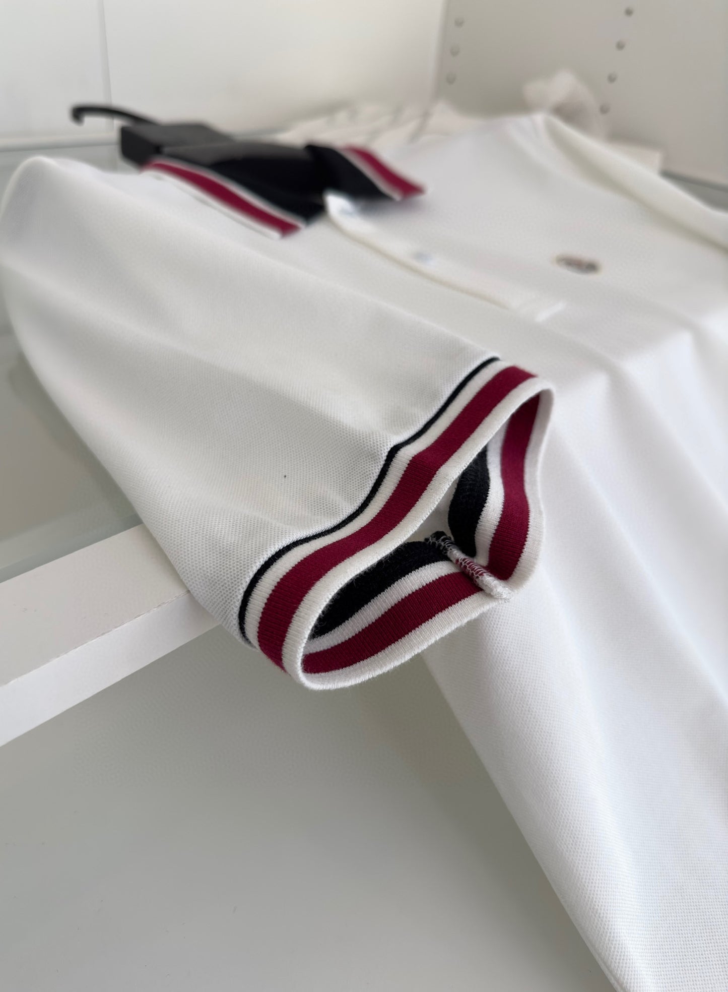 Schwarz-weißes T-Shirt