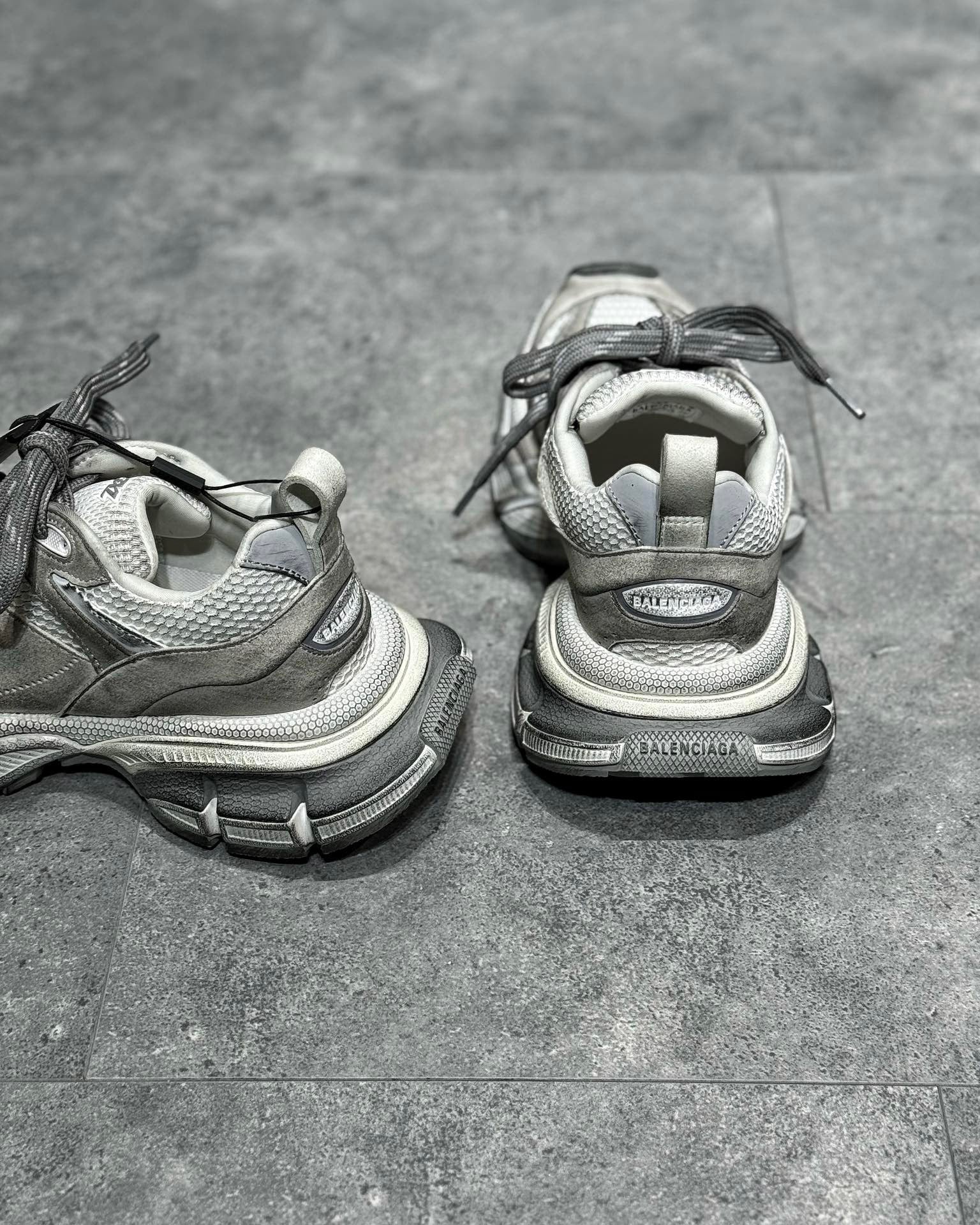 Graue Schuhe