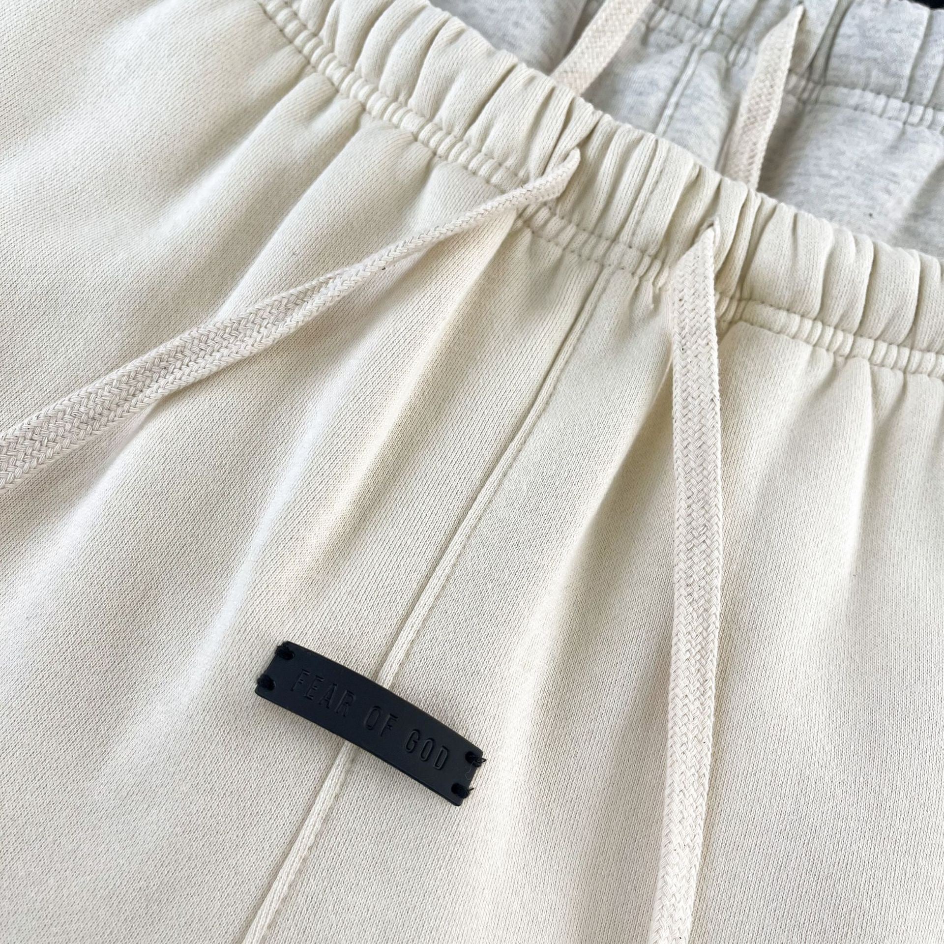 Schwarze und weiße Hose