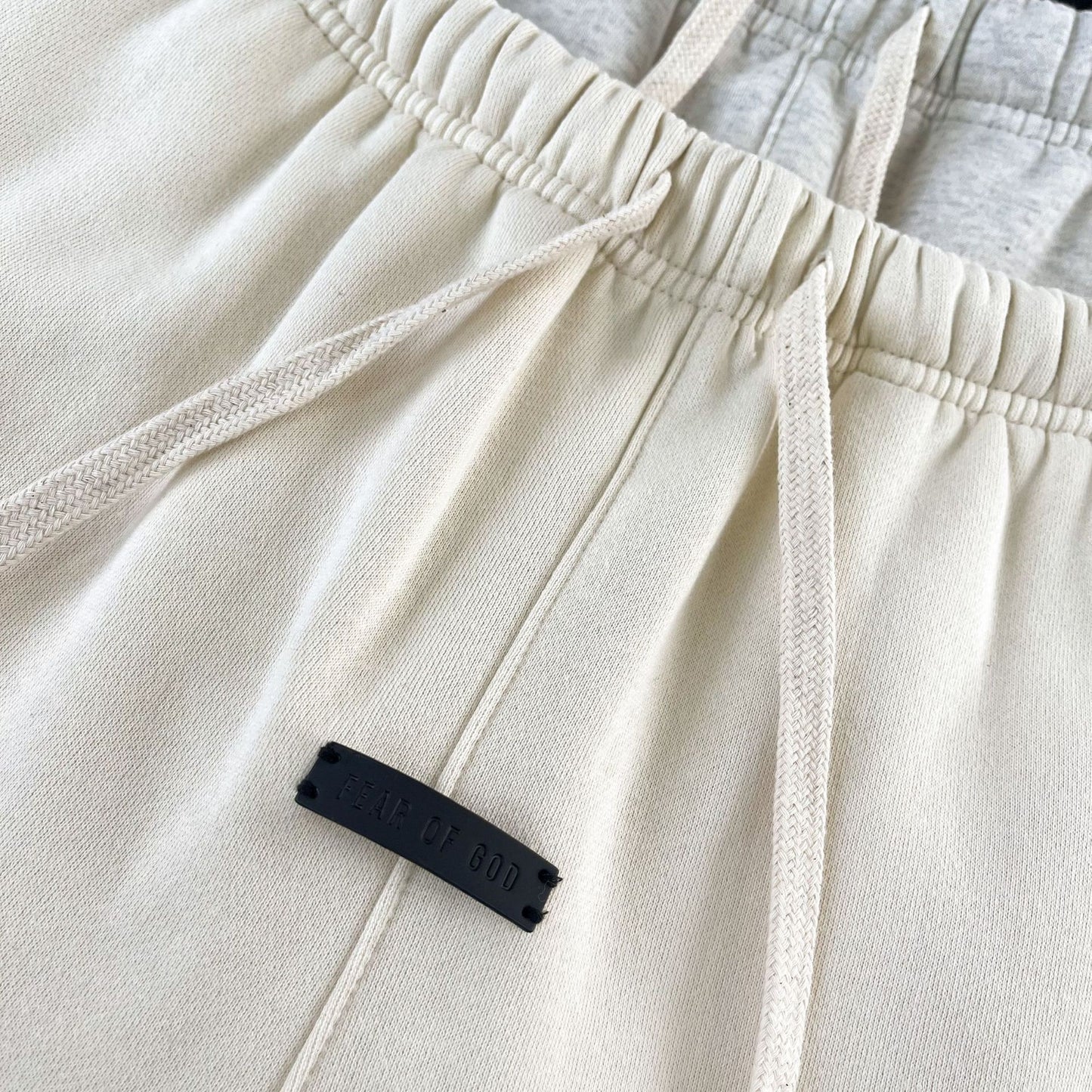 Schwarze und weiße Hose