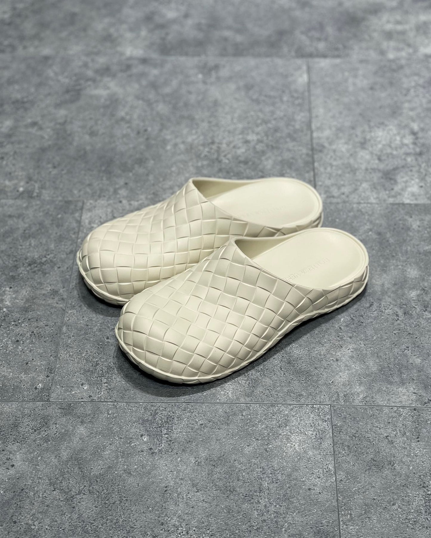 Zapatos negros, blancos y verdes