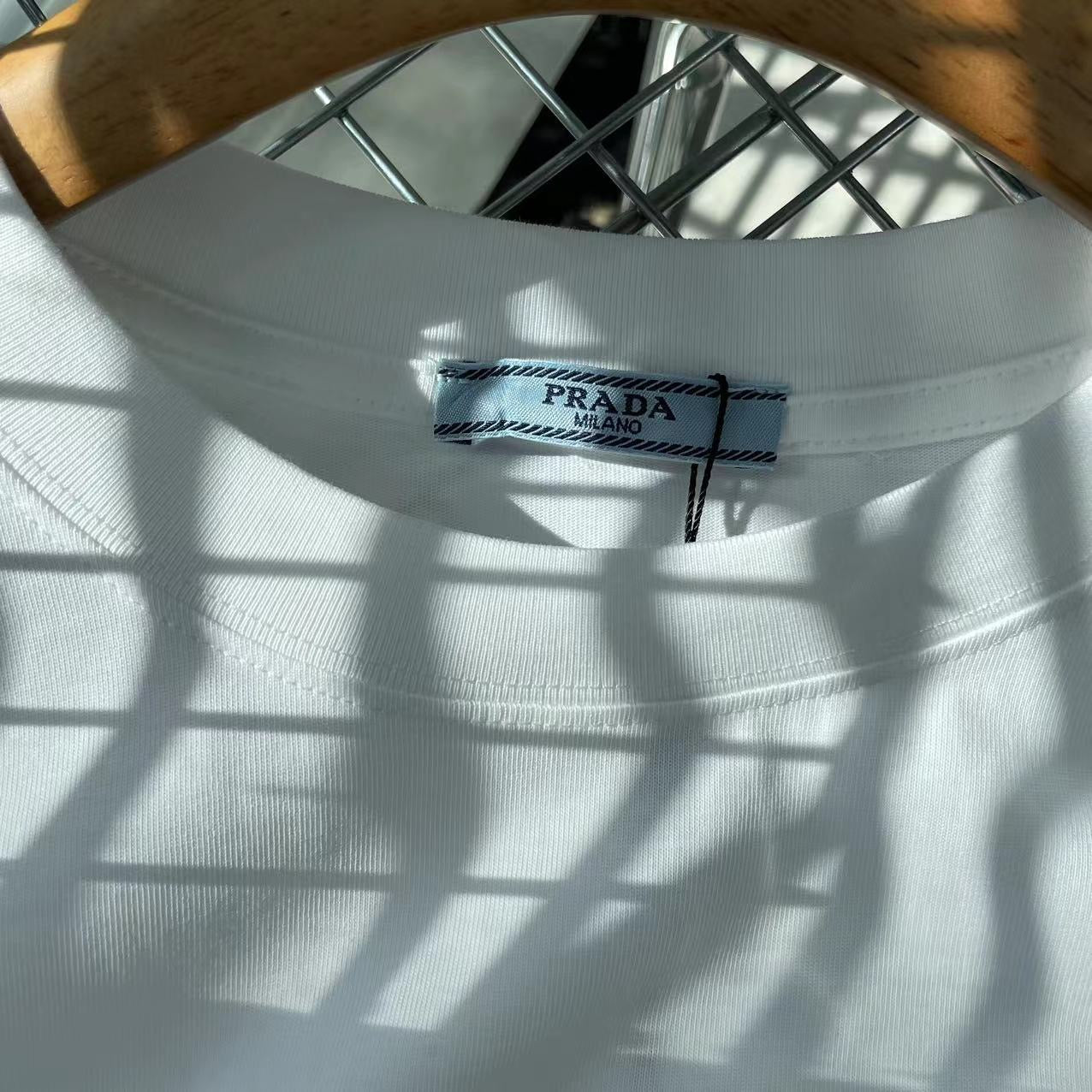 Schwarz-weißes T-Shirt