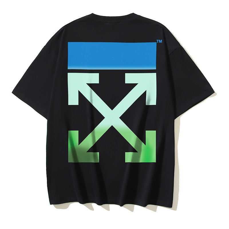 Dunkelschwarzes, schwarz-weißes T-Shirt