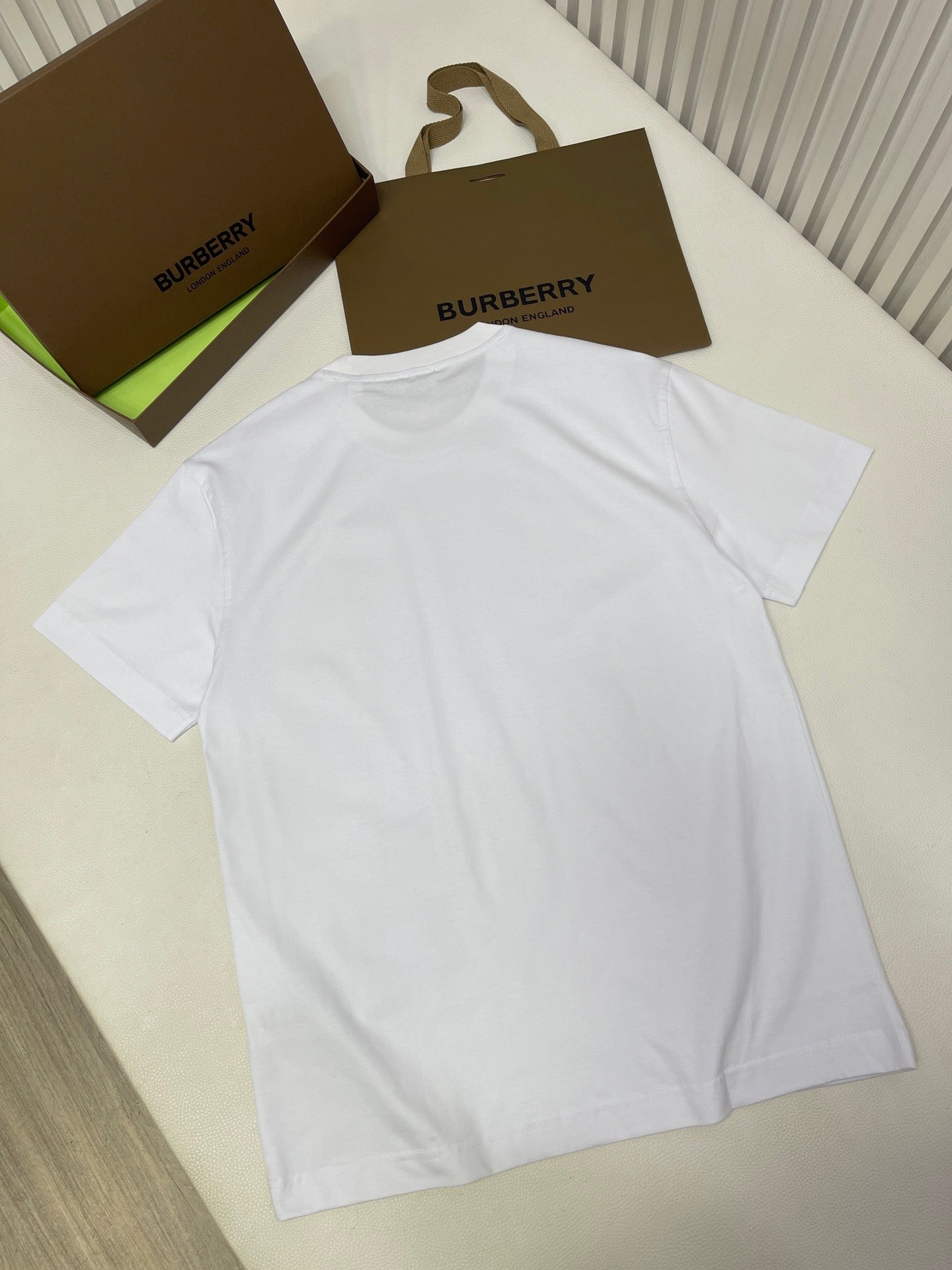 Camiseta negra, blanca y azul