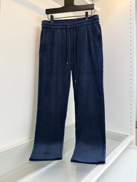 Dunkelblaue und schwarze Hose