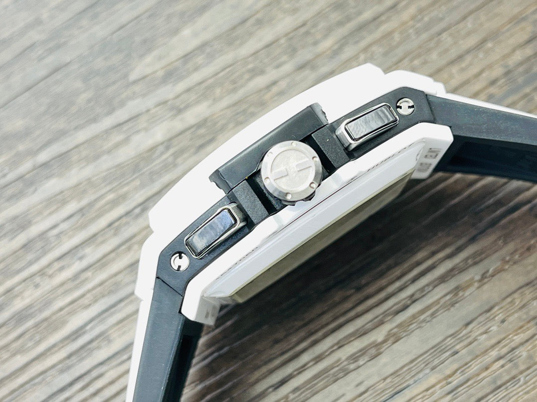 ساعة سوداء بيضاء