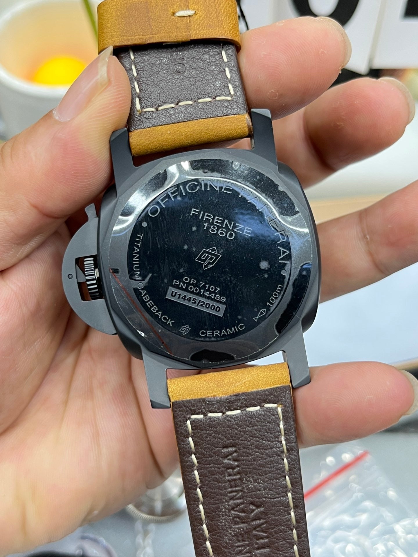 Braun-schwarze Uhr