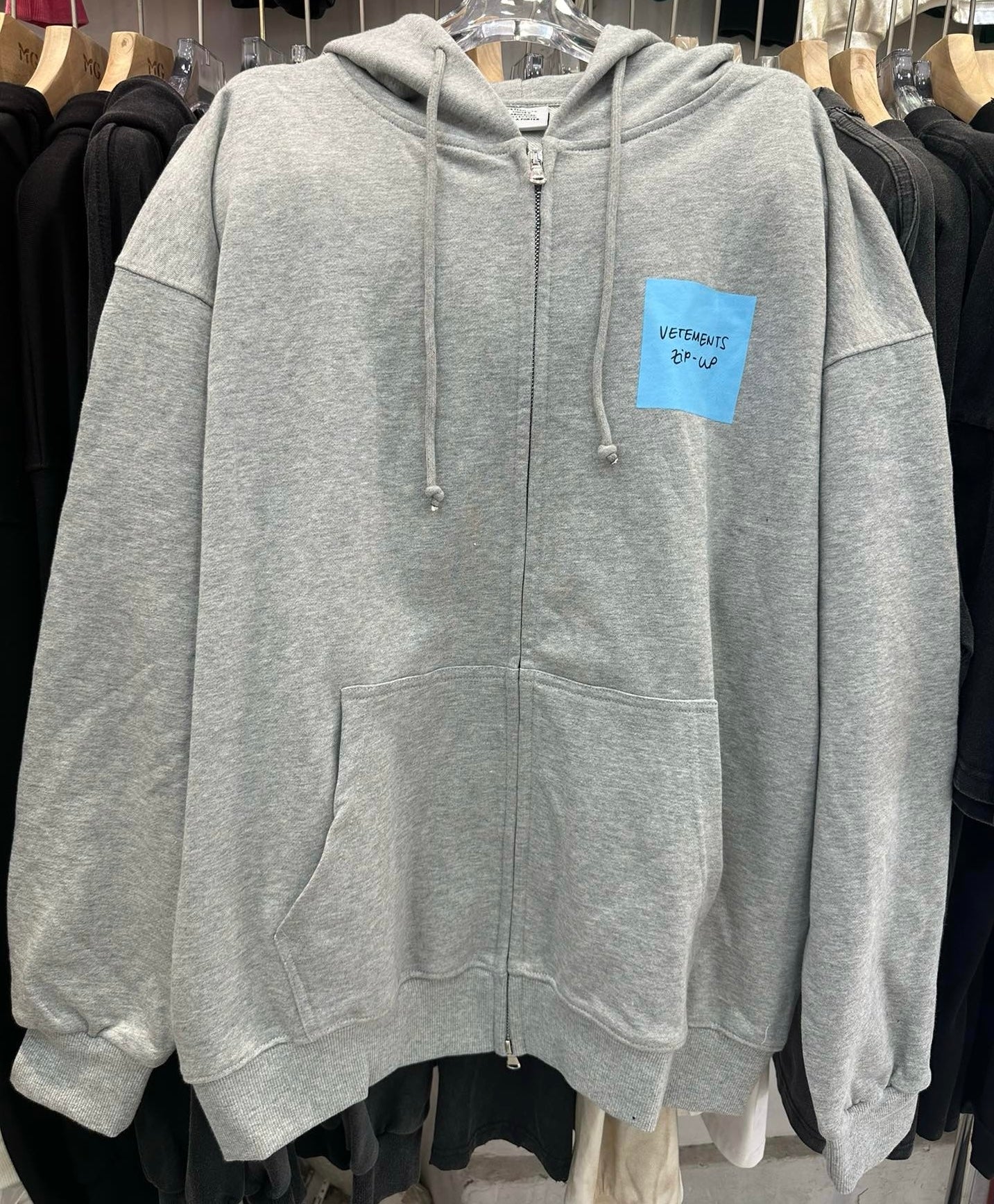 Schwarze und graue Jacke