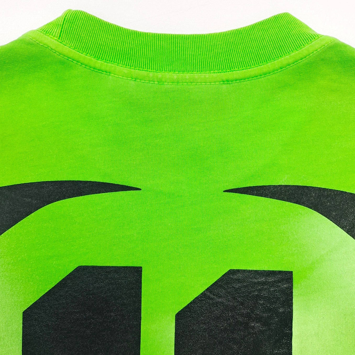 Dunkelgrünes T-Shirt