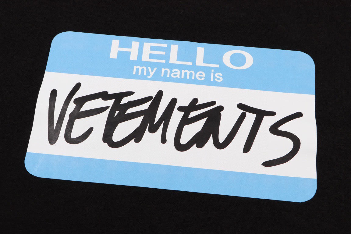 تي شيرت أبيض وأسود