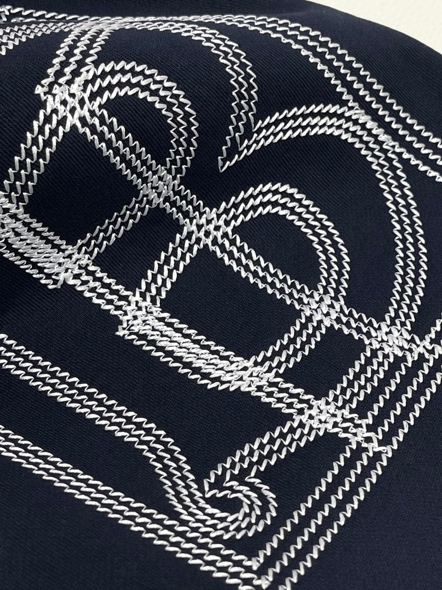 Schwarze und blaue Hose