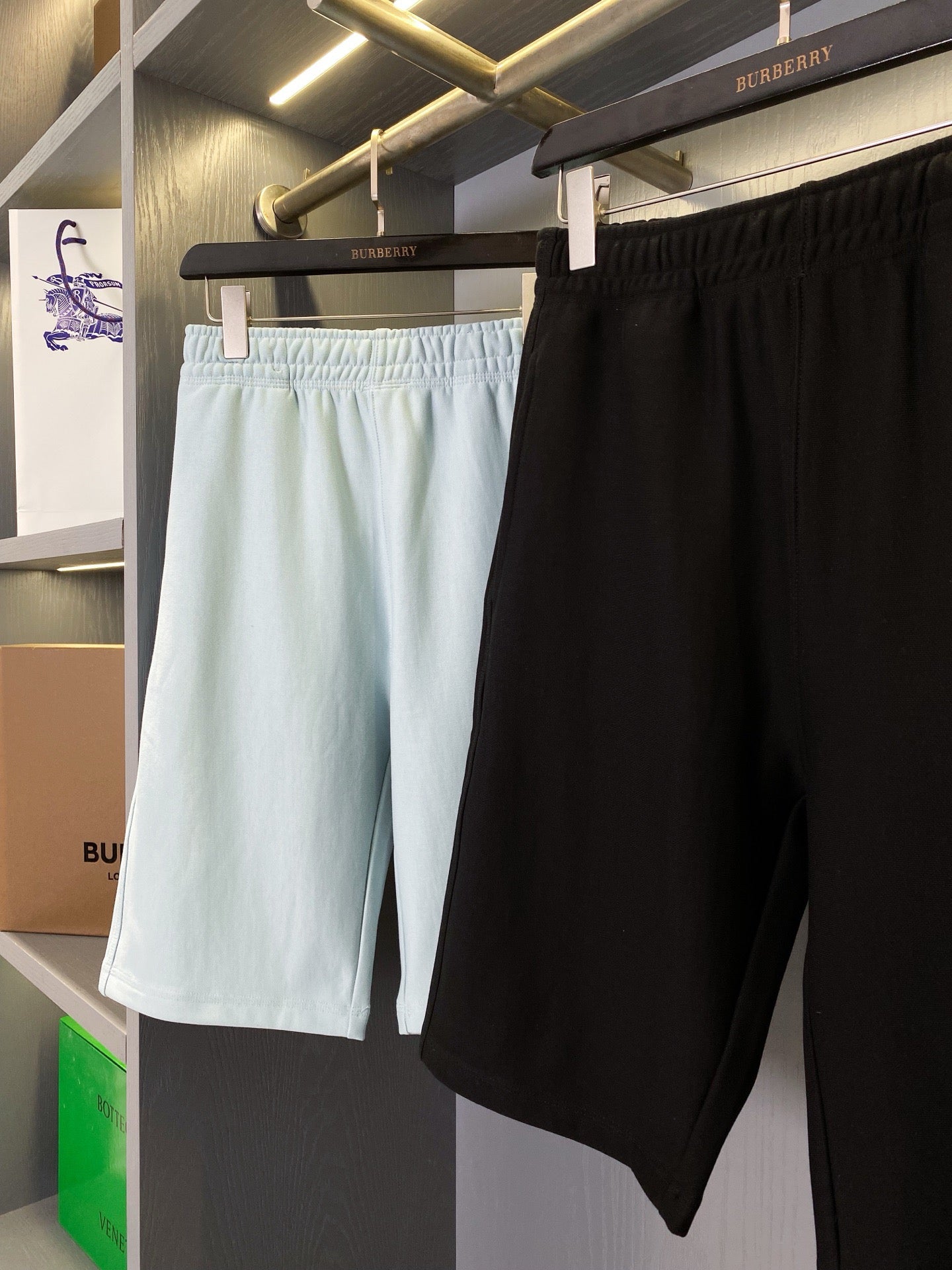 Schwarze und hellblaue Shorts
