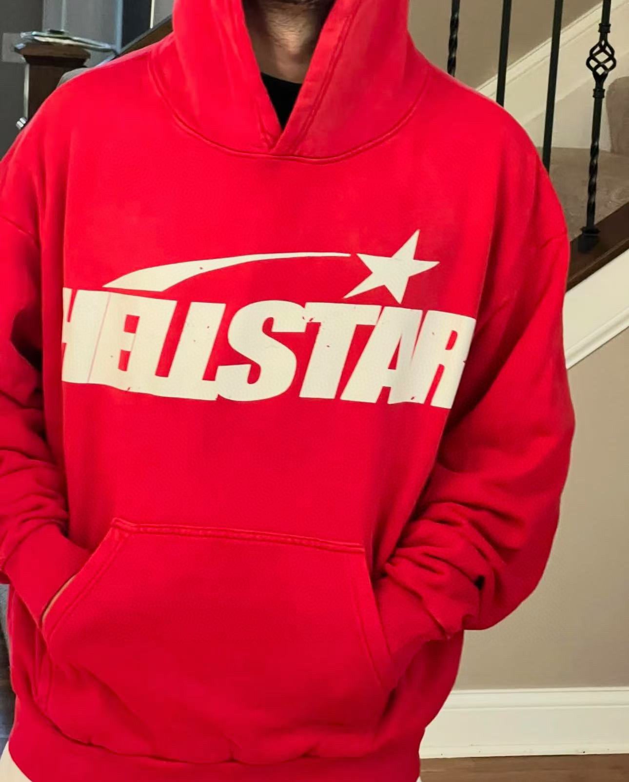 Roter Kapuzenpullover