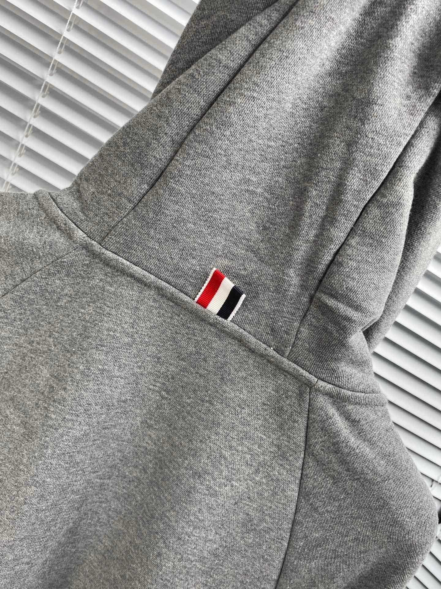 Dunkelblaue und graue Jacke